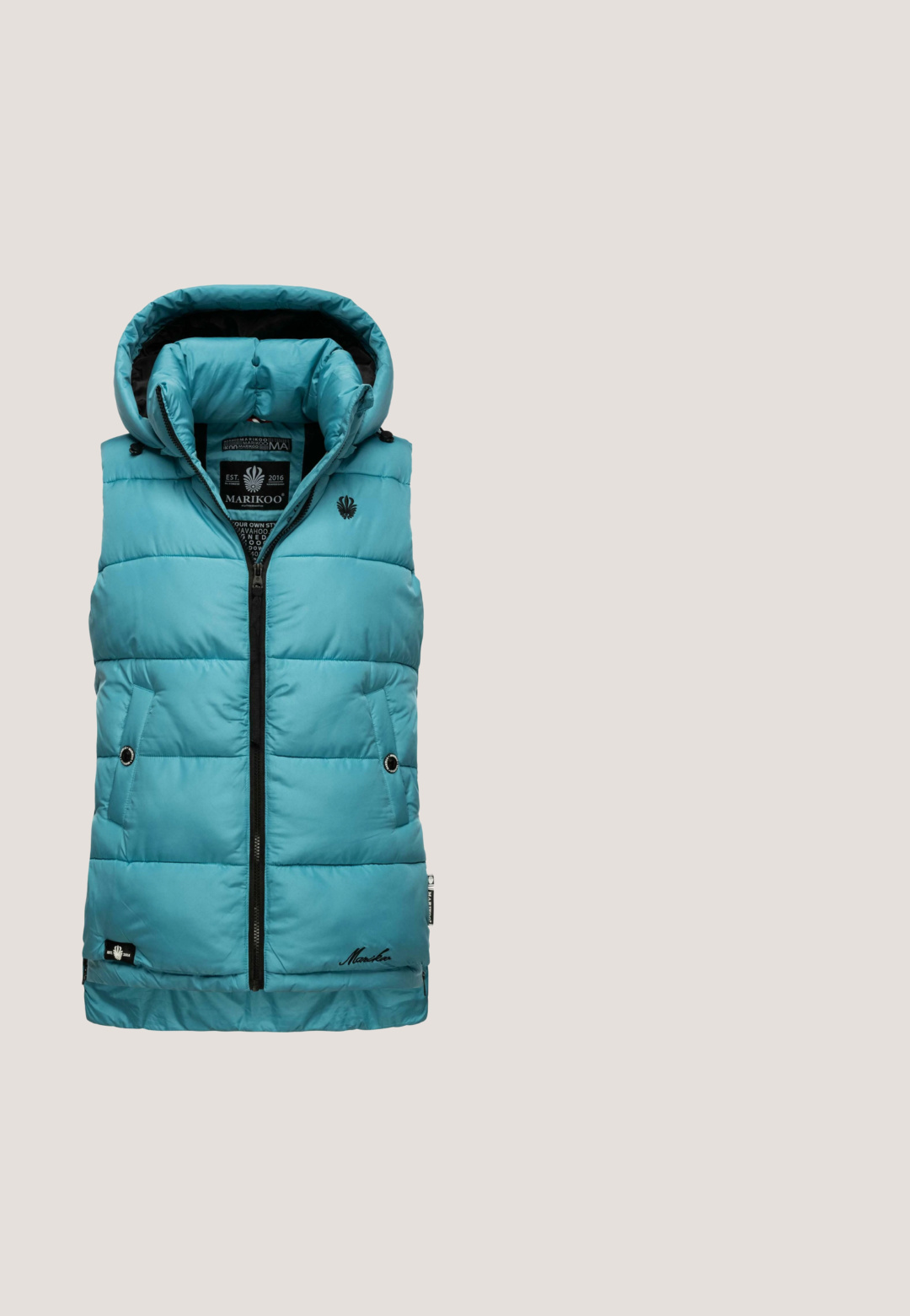 Polstret teal vest med aftagelig hætte, sort lynlås, to sidelommer med trykknapslukninger og logo-detalle. Glat, tekstureret stof.; Marineblå sweatshirt med lange ærmer, tekstureret stof, ribbede manchetter og rund halsudskæring. Har en diskret trekantet stikning.; Blå leggings lavet af strækstof med en høj talje, der har en glat tekstur og ingen synlige mønstre eller hardwaredetaljer.; Sneakers i lyseblå, hvid og lys grønt. Overdel i mesh og læder, snørebåndslukning og tyk gummisål med struktureret greb.; Lyseblå quiltet tote-taske med brede polstrede håndtag og frontlomme, vist mod en hvid baggrund.; Rosefield DUOTONE SWIRL HOOPS - Øreringe - Gold-coloured