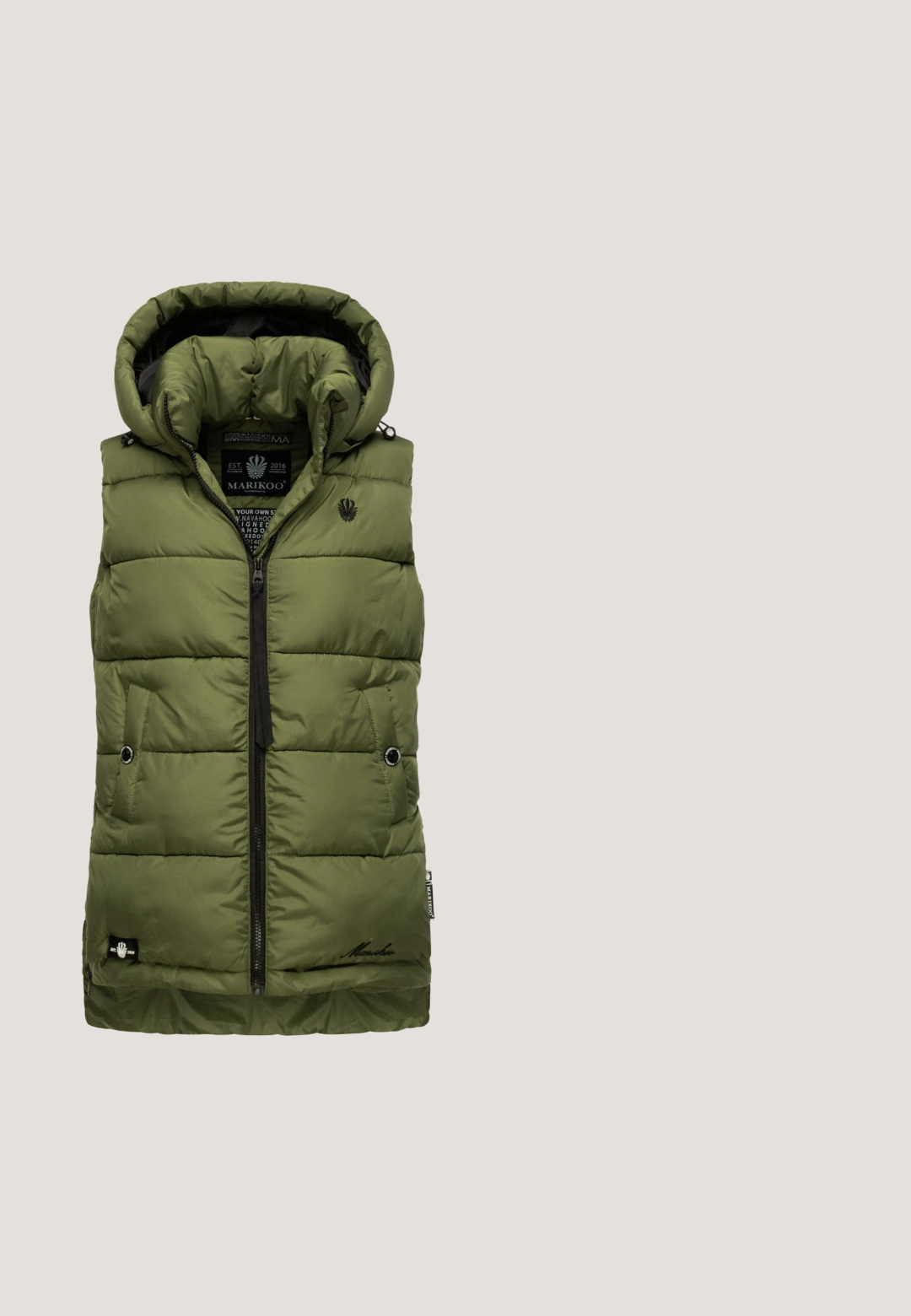 Olijfgroen gewatteerd vest met een ritsluiting, hoge kraag en capuchon. Voorzien van twee zijzakken, zwarte accenten en een merklogo op de voorkant.; Lichtgroene sweatshirt met twee kleine stempelontwerpen bij de linkerbuste, met een rode schelp en een beige bloemmotief.; Witte katoenen t-shirt met korte mouwen, een ronde halslijn en een rechte snit. Gladde textuur, eenvoudig ontwerp, geen zichtbare patronen of accenten.; Olijfgroene cargobroek met een elastische tailleband, een trekkoord en twee zijzakken; slim fit pijpen met elastische boorden. Glad stoffen textuur.; Witte Fila lage sneaker met dikke zool, vetersluiting, gestructureerde zijpanelen en logo aan de zijkant en hielstuk.; Mintgroene heuptas met een gladde textuur, rechthoekige vorm, logopatch en verstelbare schouderband. Heeft een ritscompartiment.