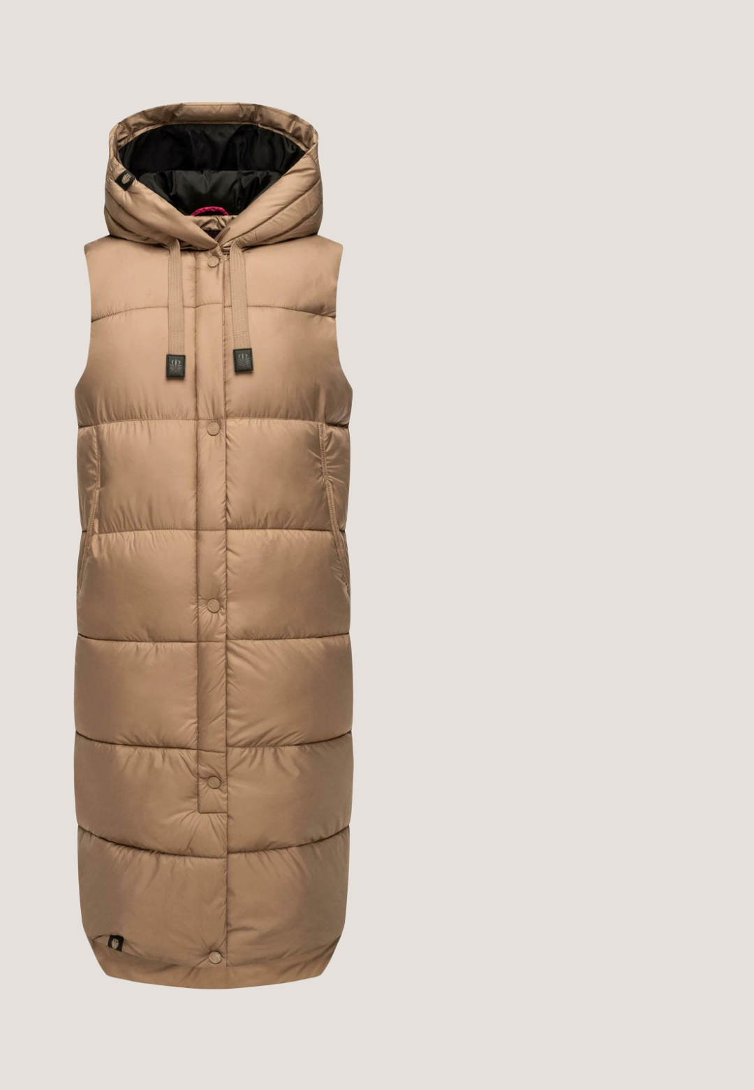 Chaleco acolchado beige con capucha, que presenta un diseño de acolchado vertical, cierres a presión en la parte delantera y bolsillos laterales. El interior es negro con acentos en contraste.; Suéter de cuello alto de punto en suave melocotón, con patrón de cable texturizado, mangas largas y una etiqueta de marca tejida en el dobladillo.; Pantalones jogger marrones, de tipo gamuza, con cintura elástica, cordón y bolsillos laterales; presentan detalles de costura a lo largo de las piernas.; Rieker Botas para la nieve - beige; Bolso de mano de cuero beige con dos asas, cierre de cremallera y un diseño elegante. Presenta costuras visibles y un detalle de metal en el lateral.; Pulsera de oro con tres acentos en forma de corazón, enlazados por una fina cadena con cierre de langosta y una cadena ajustable en un extremo.