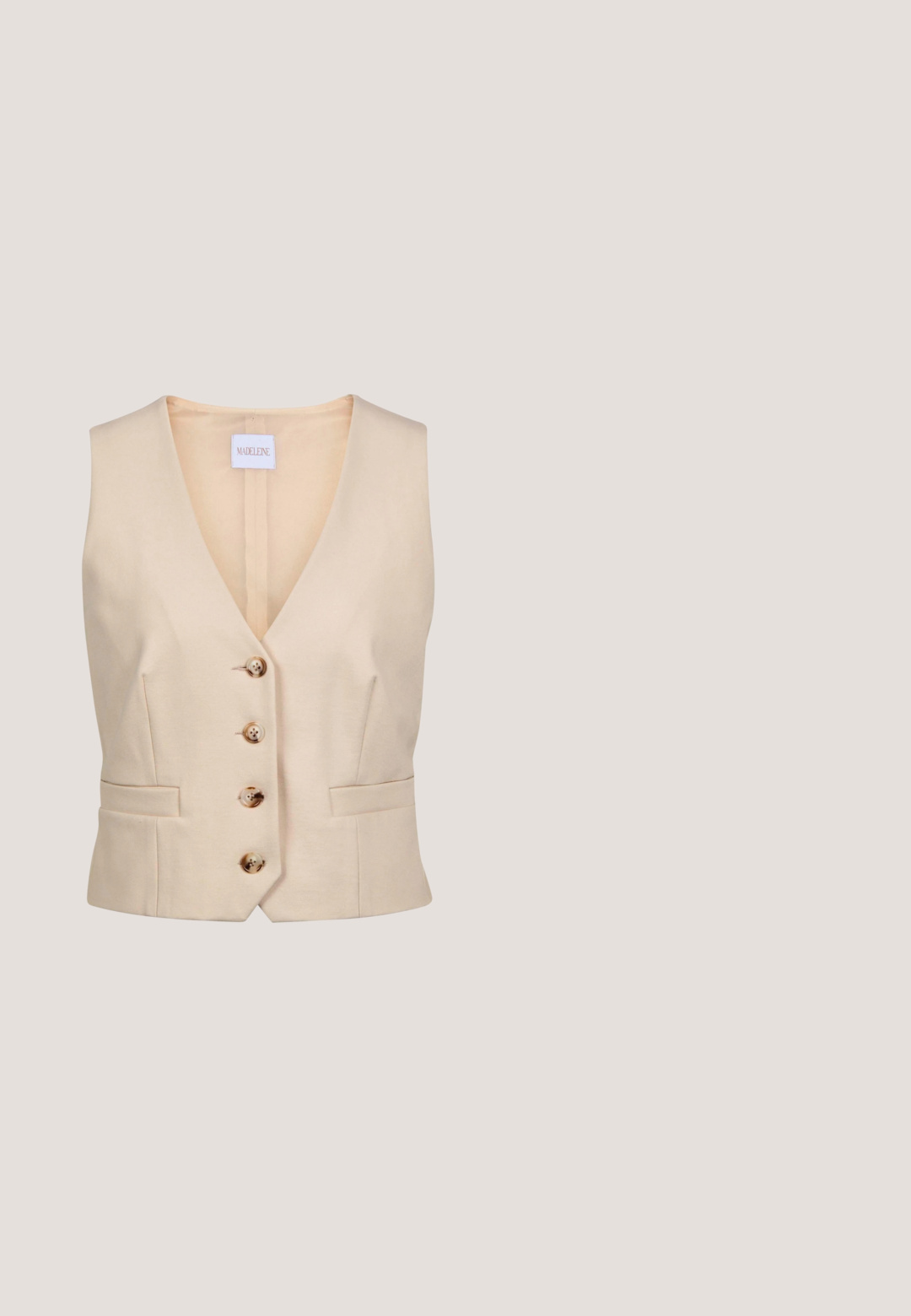 Beige mouwloze vest met een diepe V-hals, voorzien van vijf gouden knopen en twee voorzakken. Gladde, gestructureerde stofstructuur.; Beige geribde trui met een kraaghalslijn, lange mouwen met knoopaccenten en uitlopende manchetten. Gemaakt van een zachte, gestructureerde stof.; Gebreide rok in een lichtbeige kleur met een verticale ribstructuur, knie lengte met een elastische tailleband en een rechte snit.; Beige pump met hoge hak, spitse neus, T-band, enkelriempje met gesp en krokodillenstructuur.; Beige handtas van slangenleer met een goudkleurige kettingriem, voorzien van een vlakke voorschoot met een metalen sluiting en een reliëf merklogo detail.; Gouden hoepeloorbellen met vijf vierkant geslepen heldere stenen in een rij, met ronde accenten tussen elke steen, gepolijst afwerking.
