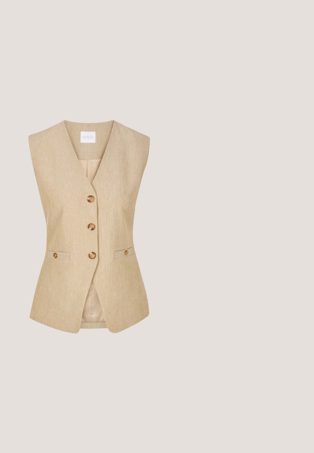 Beige mouwloze, op maat gemaakte blazer met drie knopen aan de voorkant, twee zijzakken met knoopsluiting en een V-halskraag.; Beige geribbelde tanktop met marineblauwe gestreepte afwerking bij de halslijn en armsgaten. Heeft een strak ontwerp en een zachte textuur.; Beige korte broek met witte paisleyprint, voorplooien en een tailleband, plat gelegd op een witte achtergrond.; Bruine leren sandaal met een asymmetrisch ontwerp, open teen en een ritsluiting bij de hiel. Gladde textuur met minimale stiknaden.; Bruine schildpaddenvormige zonnebril met verloopglazen, hoekige vorm en zilveren logo op het montuur bij het scharnier. De monturen hebben een glanzende afwerking.; Bruine geweven handtas met dubbele handvatten en een verstelbare schouderriem, voorzien van een leren draagriem aan de voorkant met een gouden gesp.