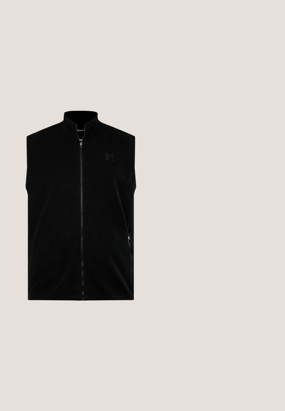 Schwarzte Fleeceweste mit hohem Kragen, Frontreißverschluss und Seitentaschen. Mit geprägtem Logo im Brustbereich. Weiche Textur.; Schwarzer Pullover mit langen Ärmeln aus geripptem Material und rundem Ausschnitt. Verfügt über ein dezentes Logo auf der Brust und einen kontrastierenden inneren Kragen.; Beige kurzärmeliges, gestricktes Poloshirt mit strukturierter Stoffoberfläche und einem vorderen Reißverschluss unter dem Kragen von Jack & Jones.; Cordhosen in dunklem Schwarz mit geradem Bein, ausgestattet mit Knopfverschluss, Gürtelschlaufen und Seitentaschen für funktionalen Gebrauch.; Schwarze Wildleder-Sneaker mit einer weißen Gummisohle, die sich durch elegante Nähte und ein schnürbares Design auszeichnen. Glatte Textur mit einer modernen, stromlinienförmigen Form.; Schwarze strukturierte rechteckige Lederaktentasche mit Doppelgriffen, vorderer Reißverschlusstasche und verstellbarem Schultergurt, auf weißem Hintergrund dargestellt.