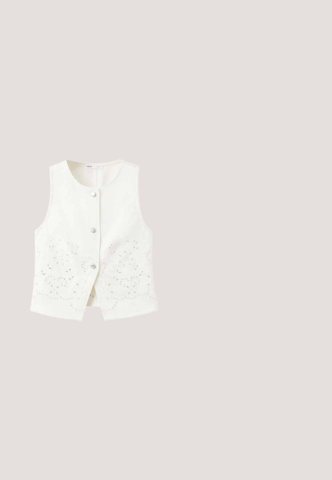 Hvid ærmeløs vest med tre sølvknapper og blomsterformet ålesøm langs den nederste forreste kant.; Lys beige ærmeløs sweater med ribbet rund hals, tekstureret stof og minimalistisk design; ingen synlige logoer eller mønstre.; Hvide bukser med brede ben og diskret blomsterbroderi på forsiden af benene, med forlommer og en linning med knaplukning.; Brun vævet slip-on sandal med to brede remme, sølv spænde detaljer, flad lys brun sål og glat tekstur.; Rektangulære solbriller i skildpaddeskal med brune linser og tynde gyldne stænger på hvid baggrund.; Rektangulær lys brun vævet håndtaske med to lange glatte håndtag og et åbent gittermønster over hele taskens krop.