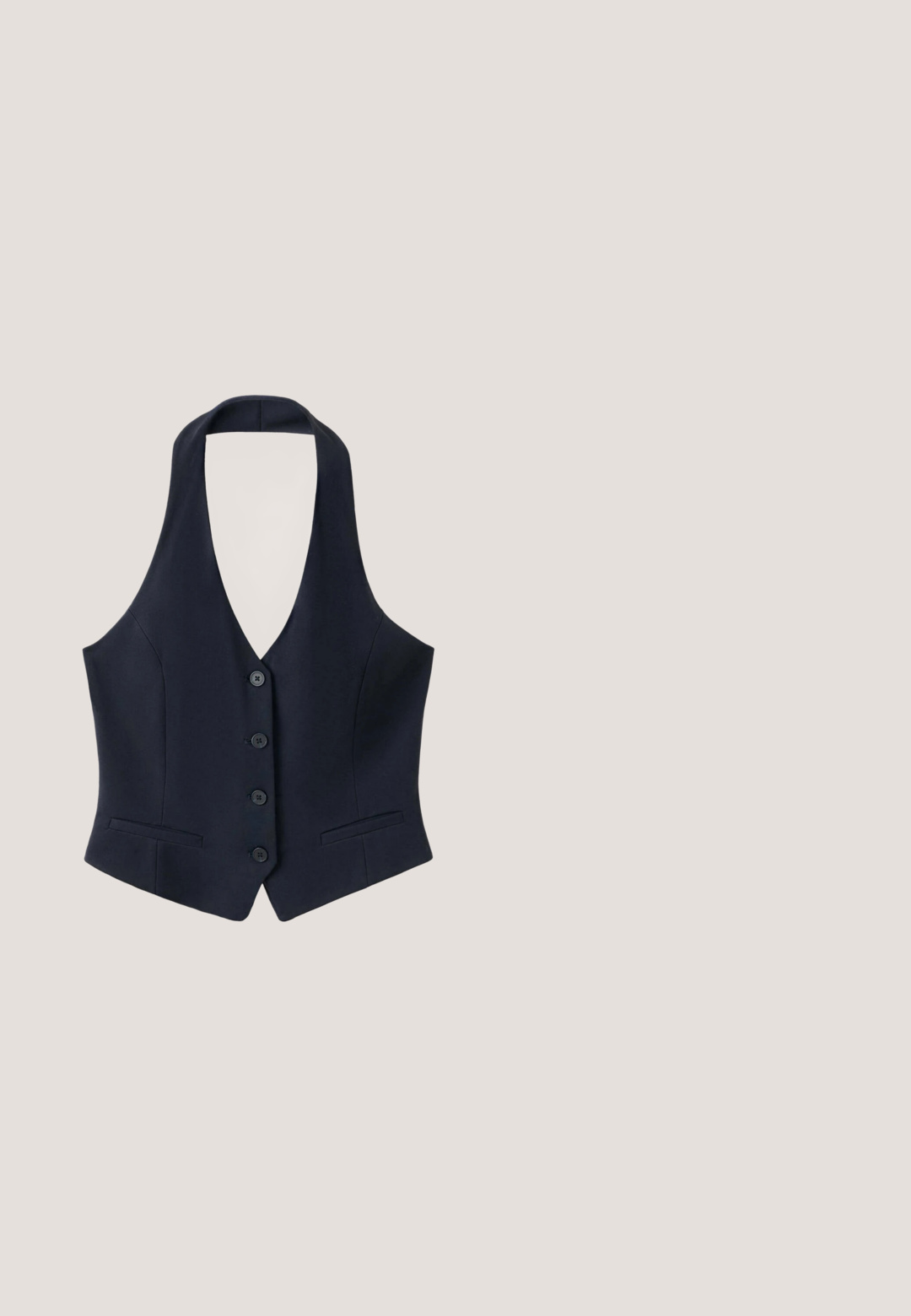 Gilet bleu marine cintré avec boutons à l'avant, sans manches, deux poches passepoilées et col en V profond.; Chemise blanche à manches longues avec col pointu et détail de nouage asymétrique en tissu sur le côté gauche.; Pantalon noir à jambes larges avec poches latérales et taille plate, adapté pour un usage formel ou décontracté.; Chaussure noire en cuir verni à bout pointu, talon kitten, fine bride à la cheville avec boucle dorée.; Lunettes de soleil Marc Jacobs noires forme œil de chat avec verres foncés et inscription « THE SUNGLASSES » sur la branche, présentées sur fond blanc.; Sac cabas en cuir noir avec de longues anses fines, une surface texturée et une ouverture large en haut.