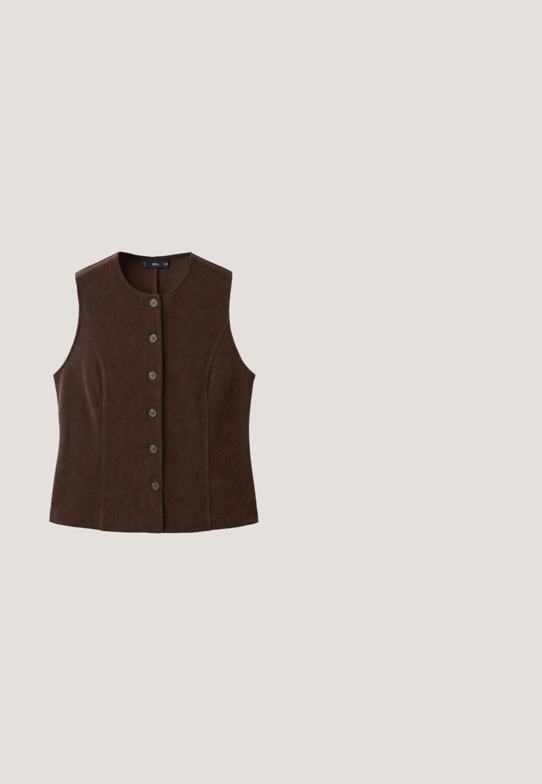 Brun ribbet ærmeløs vest med rund hals og seks forknapper. Har en skræddersyet pasform og glat tekstur.; Plain mørkebrun T-shirt med korte ærmer, rund halsudskæring, med en slank ribbet tekstur og et mærke i kravecentret.; Brune vide bukser lavet af glat stof, med en høj talje og to frontfolder, designet til en løs pasform.; Mørkebrun ruskind flad sko med spids tå, snørebånd foran og lille sølvlogo nær hælen, vist i profil.; Brune skildpadde-solbriller med en karakteristisk bølget rammeform og mørke linser. Har en guldtonet detalje på stellet.; Mørkebrun ruskind hobo-taske med en enkelt skulderrem og to dekorative snoretræk foran.
