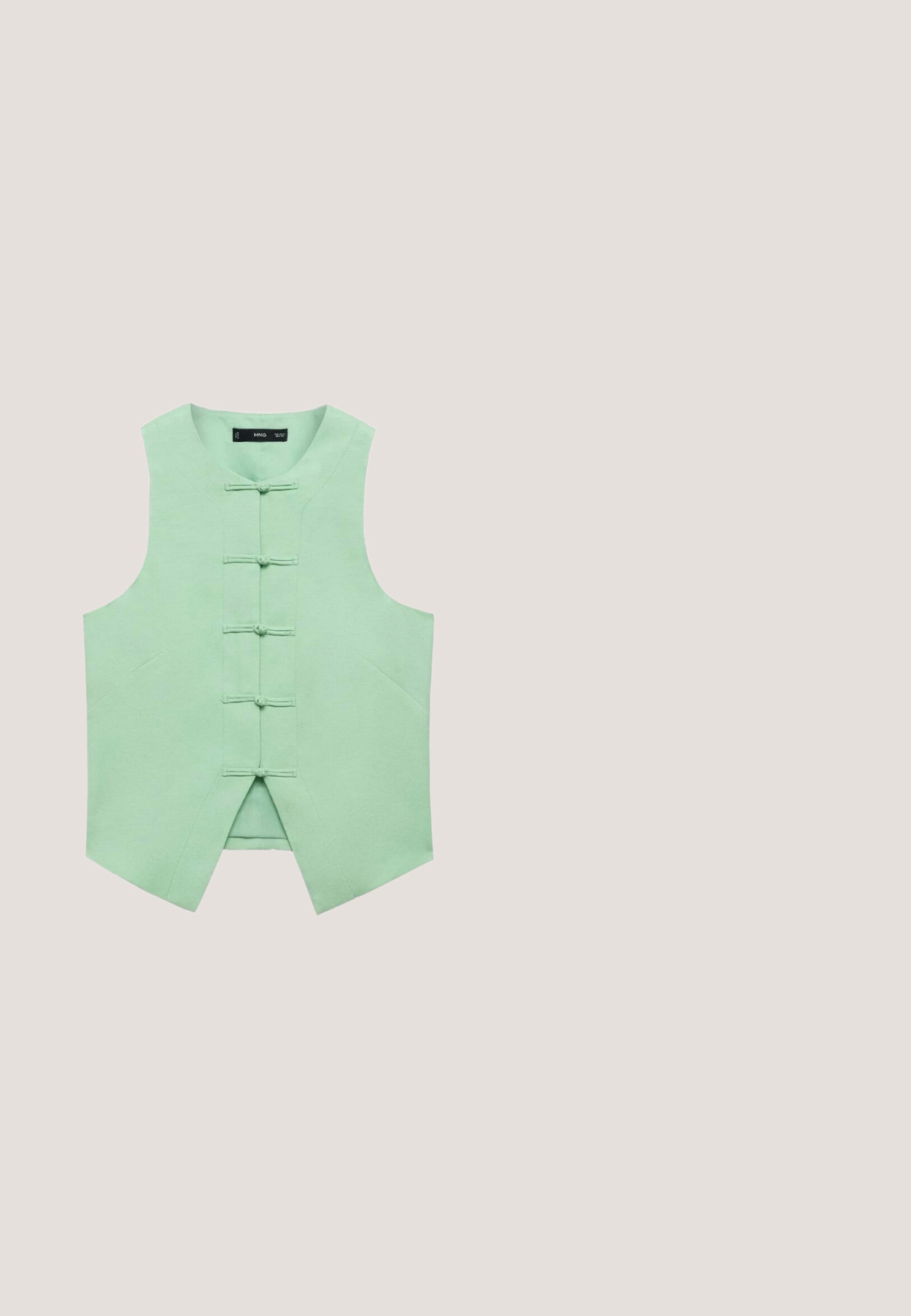 Muntgroene mouwloze vest met een hoge kraag, voorzien van vijf voorste toggles en schuin gesneden zijnaad voor een op maat gemaakte look. Gladde, geweven stof.; Lichtgroene top met korte mouwen met een gestructureerd geometrisch patroon en geschulpte zoom, plat neergelegd met de voorkant zichtbaar.; Lichtgroene broek met wijde pijpen, voorplooien, riemlussen, zijzakken en een verborgen sluiting aan de voorkant.; Witte gespen sandaal met hoge hak, enkelriempje met gesp en gouden schelpvormige bedels aan knoopriemen, geplaatst tegen een witte achtergrond.; Rechthoekige lichtgroene getinte zonnebril met een dunnen gouden metalen montuur en muntgroene pootjes op een witte achtergrond.; Lichtgroene leren handtas met een gebogen bovenklep, enkele zwarte handgreep en gouden GUESS-logo aan de voorkant in het midden.