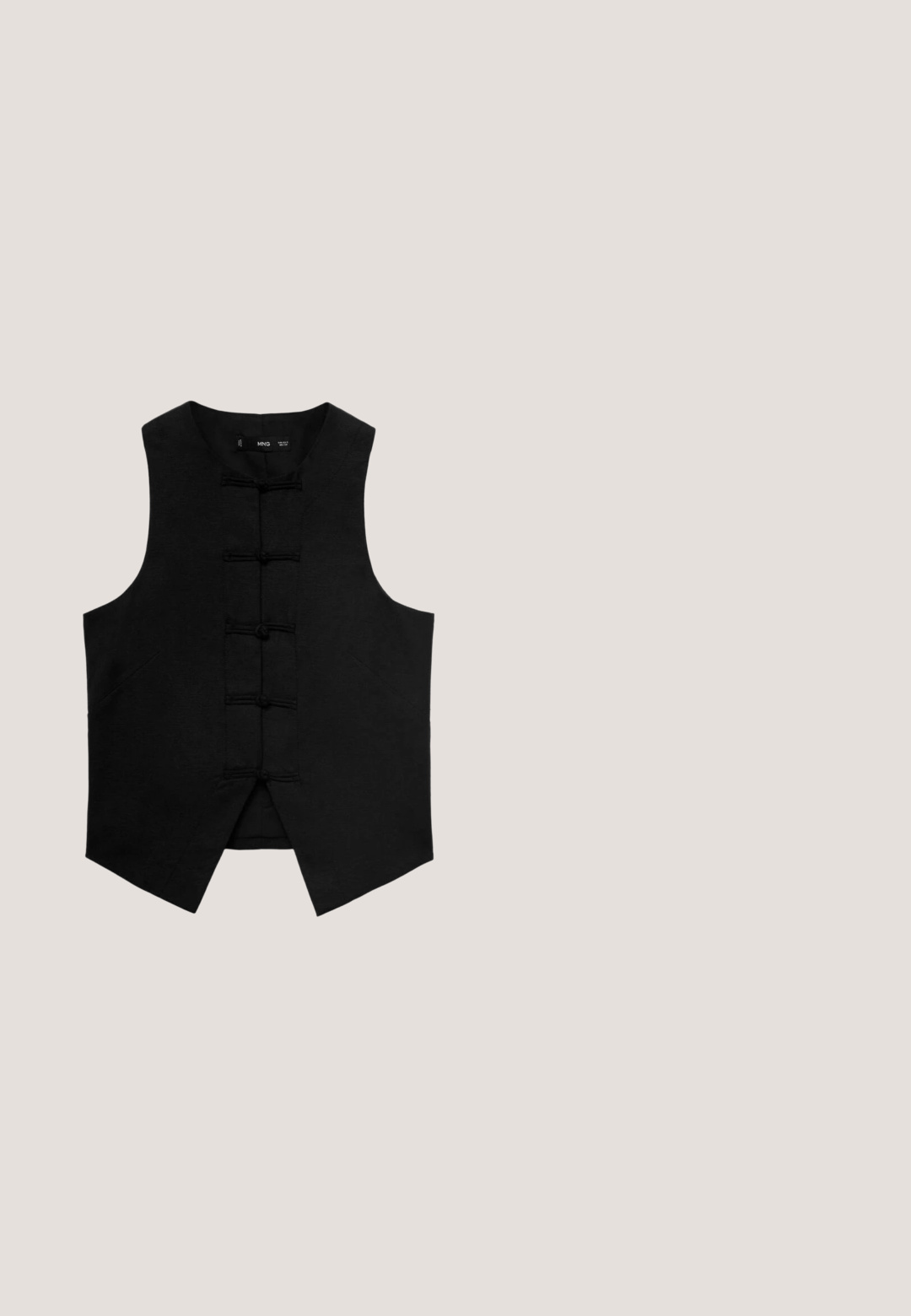 Sort ærmeløs vest med rund halsudskæring, struktureret stof og traditionelle knaplukninger ned foran. Har sidelommer og en taperet kant.; Sort ærmeløs top med rund halsudskæring og blondedetalje ved kanten, lagt fladt på en hvid baggrund.; Sorte bukser med brede ben lavet af et glat stof, med en flad front, to sidelommer og en skræddersyet talje.; Sort flad sandal med bred enkelt rem og tåsplit på hvid baggrund, sidevisning der viser slankt minimalistisk design.; Solbriller med sort ramme, mørkegrå linser og tynde guldfarvede stænger, vist mod en hvid baggrund.; Sort læder crossbody taske med en blød, rund form, justerbar rem og en subtil glans. Har en lynlås i toppen og en knyttet detalje.