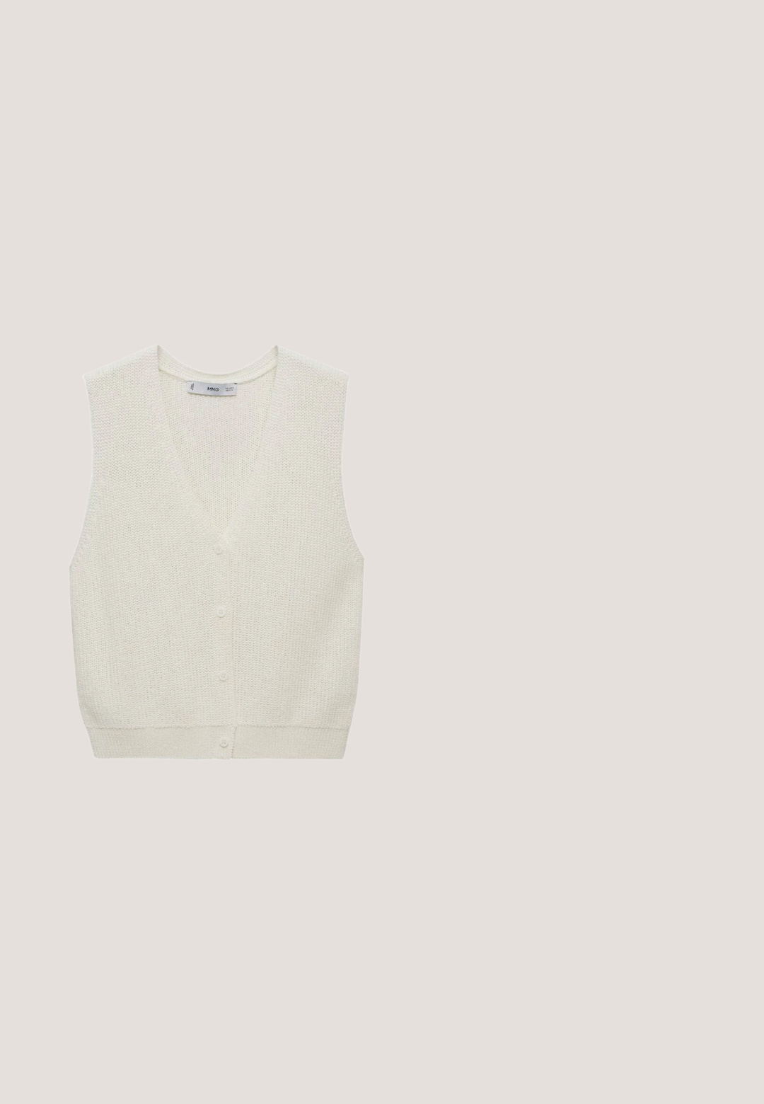 Gilet en tricot crème clair avec décolleté en V, sans manches, fermeture à cinq boutons et ourlet côtelé. Présente un motif texturé sur l'ensemble.; Débardeur beige en maille sans manches avec fines bretelles et encolure en V, avec une petite étiquette de marque blanche à l'intérieur du col.; Pantalon blanc à jambes larges avec taille haute, cordon de serrage et détail de panneau avant superposé, posé à plat sur fond blanc.; Sandales glissantes en métal tressé avec deux boucles réglables, une semelle en liège et une semelle en caoutchouc beige pour plus de confort et de soutien.; Lunettes de soleil ovales avec verres foncés et monture marron écaille brillante, présentées sur fond blanc.; Petit sac bandoulière beige avec motif texturé, bandoulière chaîne dorée et logo "Carlo Colucci" sur le devant.