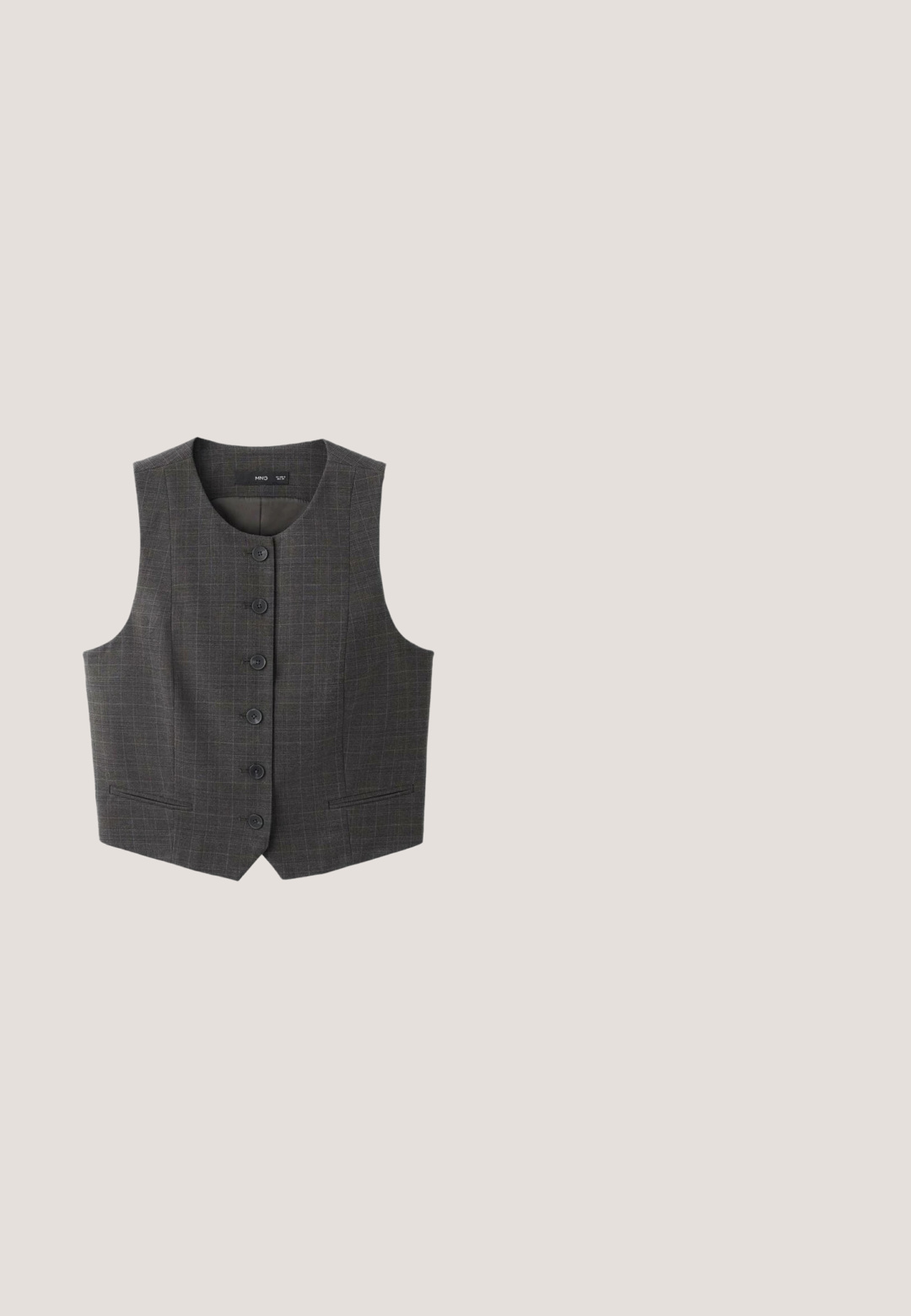 Mørkegrå vest med et rutet mønster, seks frontknapper og to sidelommer. Glat stof og ærmeløs design.; Sort og hvid langærmet polotrøje med horisontale striber, hvid krave og tre knapper på knapstikken.; Sorte bukser med lige pasform, lavet af glat stof. Har en talje med bæltestropper og ingen synlige mærker eller dekorationer.; Sorte læderloafer med rundet tå, dekorative kvastdetaljer og en kraftig, tekstureret gummisål. Glat og mat finish.; Sorte katteøje solbriller med lilla linser, slankt plastikstel, fremtrædende hjørner og guldaccent ved templet for ekstra detalje.; Sort lædertaske med krokodillemønster, to håndtag, en frontlomme med lynlås og en lukning med klap.
