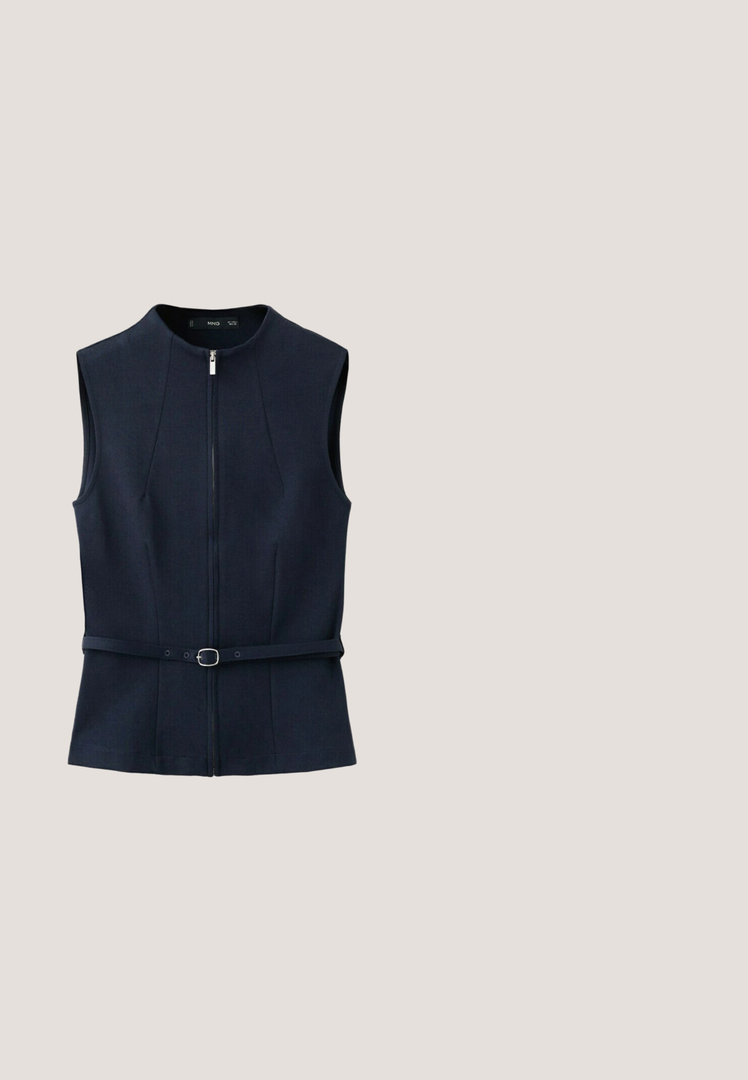 Mouwloos donkerblauw vest met een ritssluiting aan de voorkant en bijpassende riem met een kleine zilveren gesp, getailleerde pasvorm en ronde halslijn.; Zwarte top met korte mouwen en losse pasvorm, met een brede boothals, plat gelegd op een witte achtergrond.; Donkerblauwe denim wijde broek met voornaad en een standaard tailleband. Voorzien van oranje stiksel en een cropped lengte.; Marineblauwe suède instapper met ronde rubberen nopjes op de zool, veters met metalen oogjes en stiksels op de bovenkant.; Zwarte zonnebril met donkere lenzen, hoekige cat-eye vorm, gouden accenten op de pootjes en transparante neuspadjes voor comfort.; Kleine marineblauwe leren handtas met een gestructureerde afwerking, dubbele handvatten bovenaan, afneembare schouderriem en een gouden logo-accent aan de voorkant.