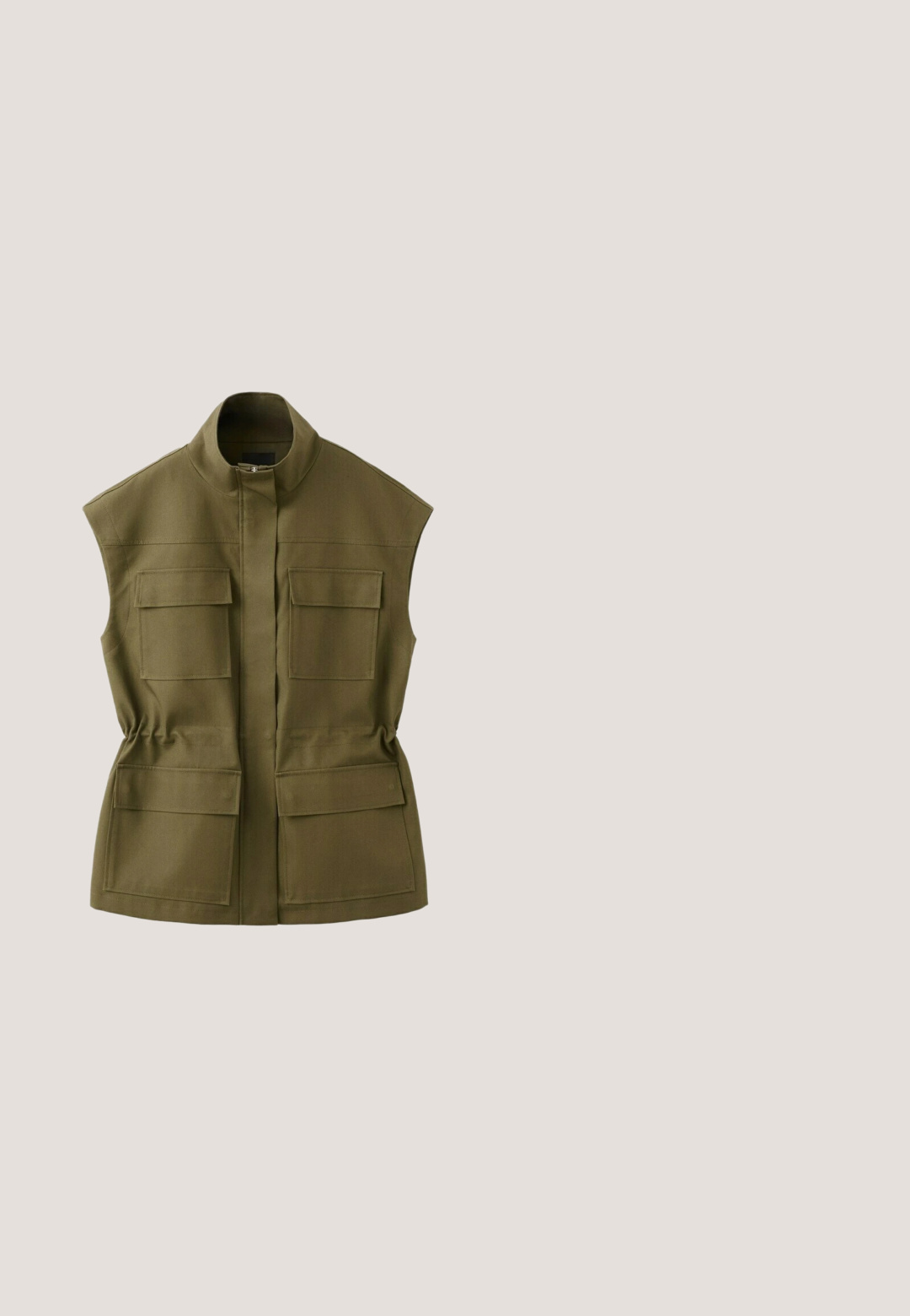 Gilet sans manches vert olive avec col montant, fermeture éclair à l'avant recouverte d'un rabat et quatre grandes poches à rabat, légèrement cintré à la taille.; Haut sans manches olive foncé à col licou avec bordure en dentelle autour du col et des côtés, avec fermeture à boutons au dos du cou.; Pantalon beige à jambes larges avec poches avant, passants pour ceinture et taille à cordon, en tissu texturé.; Sabots en daim marron à enfiler, dotés d'un bout arrondi, d'une texture lisse et d'accents circulaires argentés le long du côté. La semelle noire contraste avec la tige.; Lunettes de soleil en écaille de tortue avec des verres rectangulaires, monture épaisse et verres teintés foncés. Texture lisse et design minimaliste.; Sac cabas rectangulaire tissé vert foncé avec deux poignées arrondies, présentant un motif tricoté texturé et une ouverture supérieure.