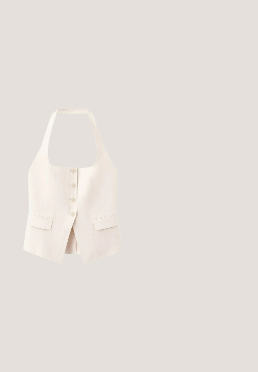 Roomkleurige mouwloze haltervest met vier knopen aan de voorkant en twee klepzakken, getailleerde pasvorm, vierkante halslijn.; Roomwit gebreid shirt met korte mouwen, ronde hals en vijfknoopssluiting, geribde zoom en een losse pasvorm.; Filippa K HIGH WAIST PLEATED - Shorts - beige; Beige platform teenslipper met geweven textuur bovenkant en tussenzool, rubberen buitenzool en gevoerde voetbed op witte achtergrond.; schildpadbril met bruine lenzen, voorzien van een strakke gouden accent op de horen en een ronde, oversized vorm.; Rechthoekige lichtbruine geweven handtas met twee lange, gladde handvatten en een open rasterpatroon over het gehele lichaam van de tas.