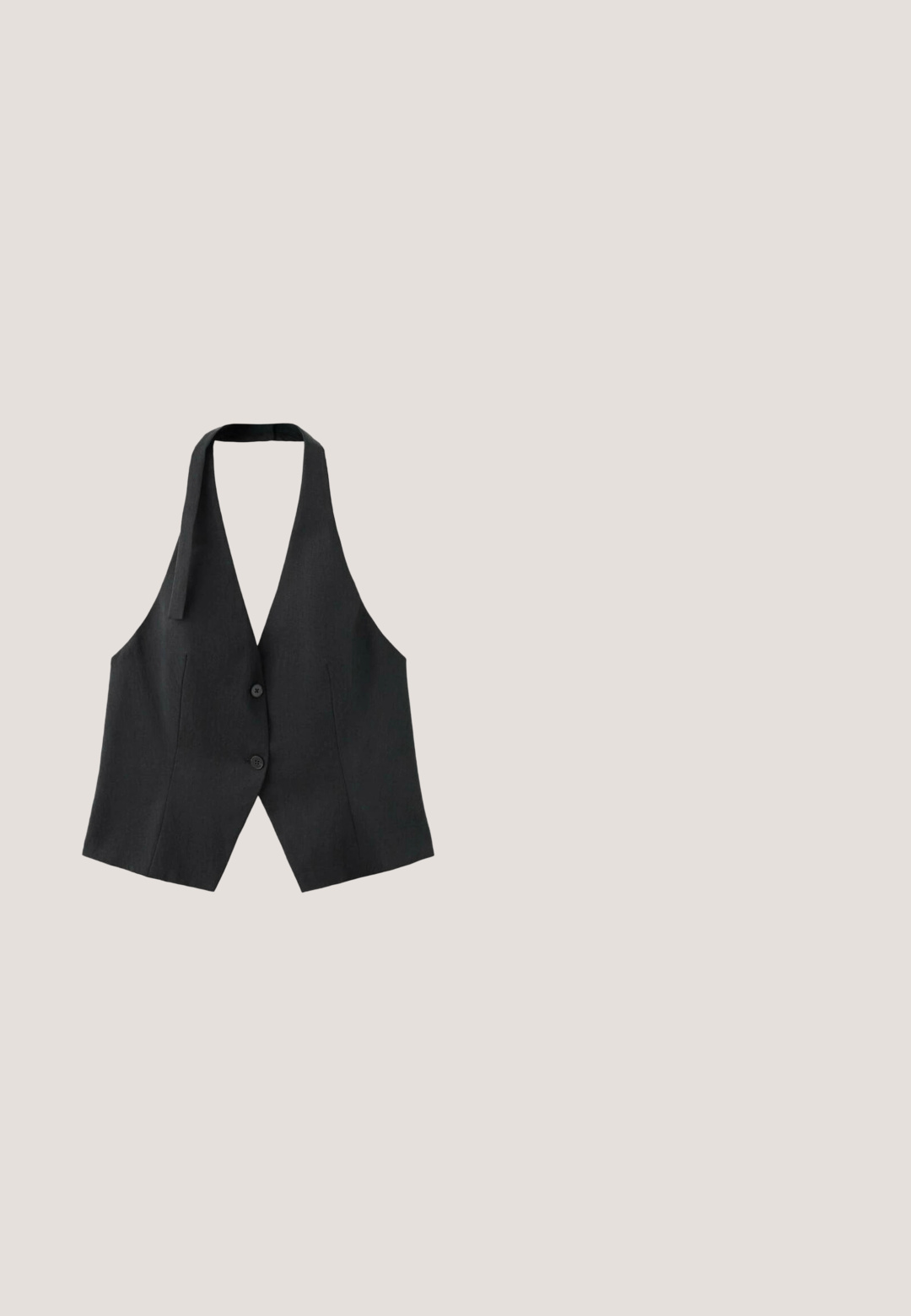 Sort halterneck vest med to knapper foran og en skræddersyet pasform, vist mod en hvid baggrund.; Sort ærmeløs haltertop med knapper foran og to små forlommer, bundet ved halsen med en sløjfe.; Sort omslagsnederdel lavet af tekstureret stof med knyttet talje, lige silhuet og en let frynset kant. Ingen synlige mønstre eller accenter.; Sort sandal med lav hæl, slank sål og tynd rem, der krydser over foden nær tæerne, vist fra siden på hvid baggrund.; Sorte solbriller i katteøjne med mørketonede linser og tynde stel på hvid baggrund.; Sort vævet håndtaske med et tekstureret chevronmønster og et buet bambushåndtag.