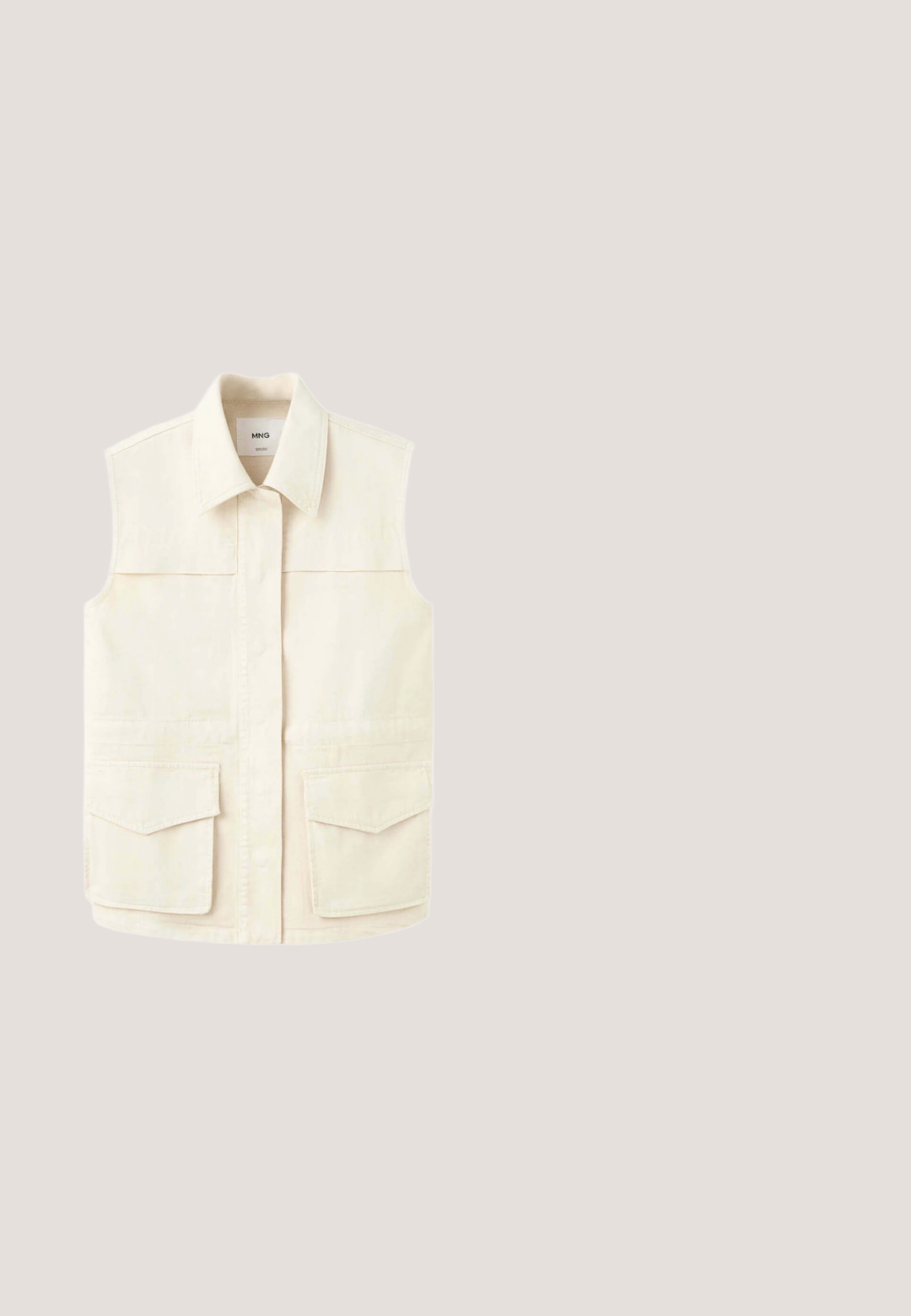 Gilet utilitaire beige sans manches avec col, fermeture frontale dissimulée et deux grandes poches à rabat à la taille. Présenté sur fond blanc uni.; Gilet sans manches tricoté couleur crème avec un col en V, en tissu doux, posé à plat sur un fond blanc.; Pantalon blanc à jambes larges avec ceinture élastique et cordon de serrage, fabriqué en tissu léger, adapté à une tenue décontractée.; Sandale à enfiler en daim marron avec double boucle réglable, semelle plate texturée, et un design simple. Elle présente une tige lisse et une semelle extérieure durable.; Lunettes de soleil ovales à verres teintés marron, monture fine en écaille foncée et branches courbées, vues de face sur fond blanc.; Sac cabas en cuir tissé beige avec deux bretelles et une forme rectangulaire structurée.