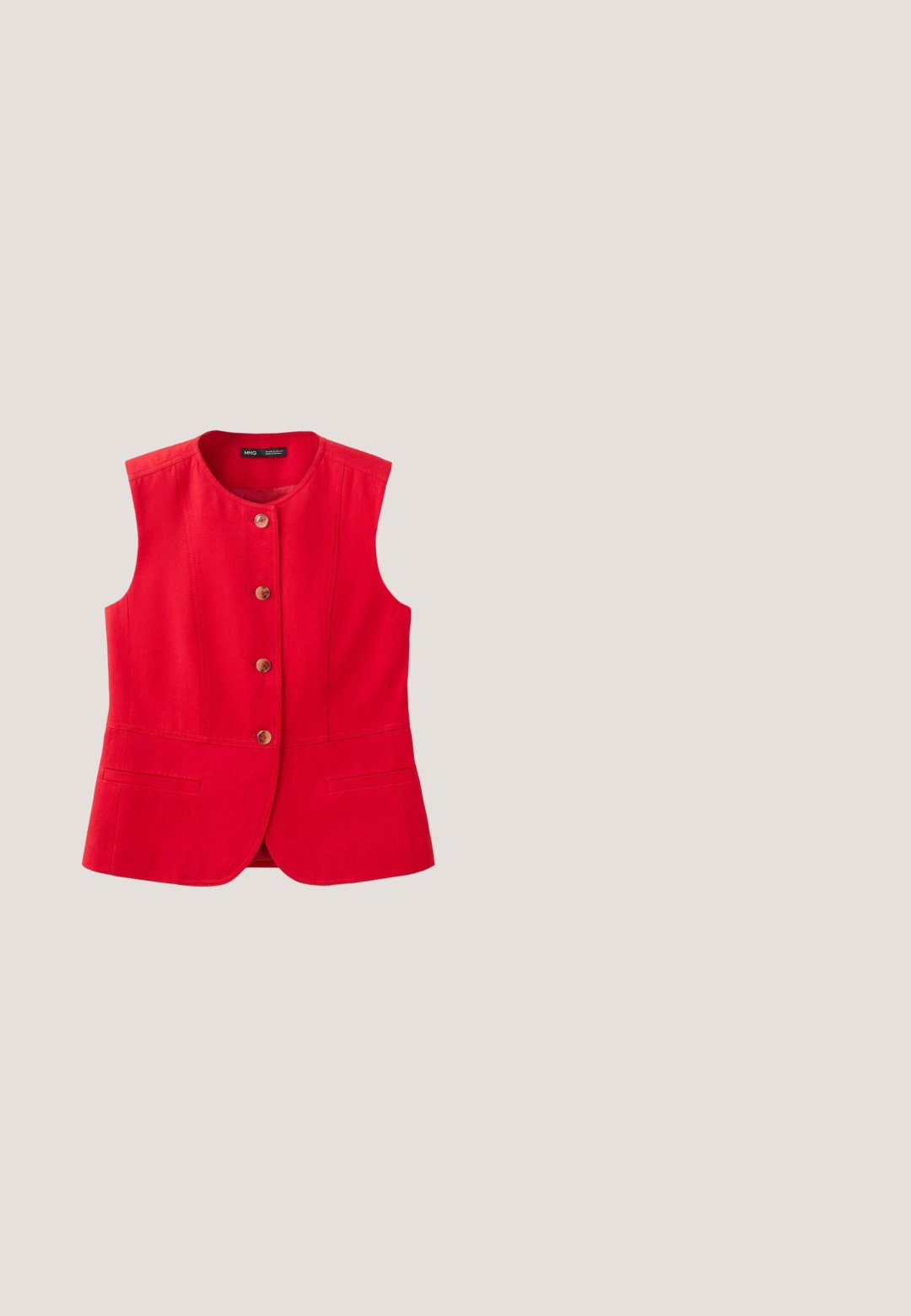 Gilet rouge sans manches pour femme avec encolure ronde, quatre boutons marron sur le devant et deux poches fentes horizontales à la taille.; Débardeur rouge côtelé sans manches avec encolure dégagée et dos nageur, avec une étiquette de marque noire à l’intérieur du col arrière.; Short rouge taille haute à jambes larges avec passants pour ceinture, poches latérales et plis à l'avant sur fond blanc.; Mule en cuir rouge à bout ouvert avec un talon bas incurvé et une large bride à l'avant pour un look élégant et stylé.; Lunettes de soleil rectangulaires rouges avec des verres foncés et de petits strass le long du bord supérieur, marque Guess sur la branche.; Sac en cuir rouge à porter en travers avec une forme arrondie et une fermeture à rabat. Présente le logo doré "Valentino" à l'avant. Texture lisse.