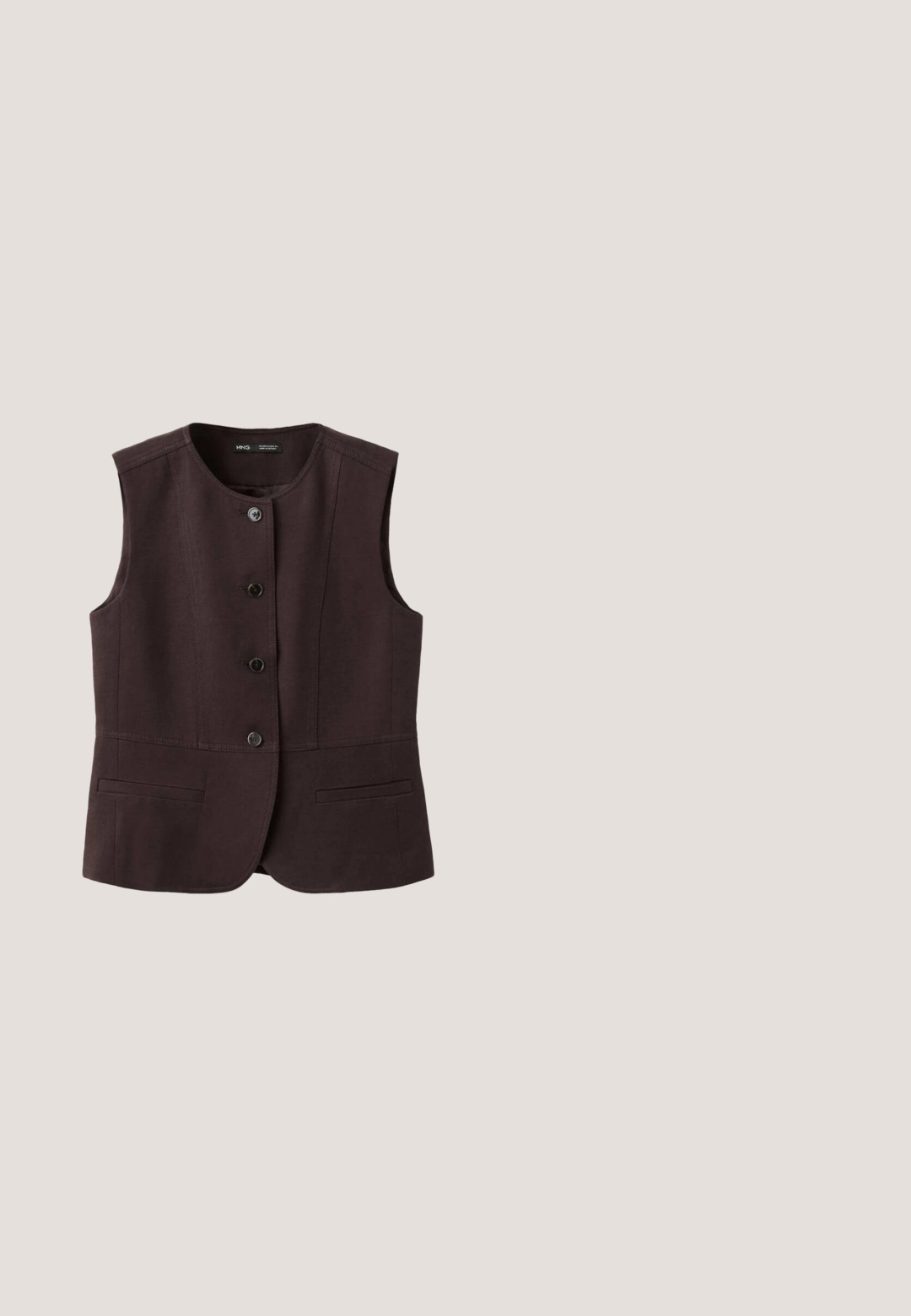 Gilet sans manches marron foncé à boutons, col rond et deux poches avant, en tissu structuré.; Caraco en satin marron foncé avec fines bretelles et bordure en dentelle le long de l'encolure et de l'ourlet sur fond blanc.; Pantalon large marron avec taille élastique, fabriqué en tissu doux et texturé, présenté à plat sur un fond neutre.; Sandale plate en cuir marron avec un passant pour l'orteil et une bride de cheville avec une boucle dorée, présentée sur fond blanc.; Lunettes de soleil en écaille de tortue avec des verres rectangulaires, monture épaisse et verres teintés foncés. Texture lisse et design minimaliste.; Sac cabas en tissu brun foncé avec deux anses et des œillets circulaires dorés près de la base des anses.