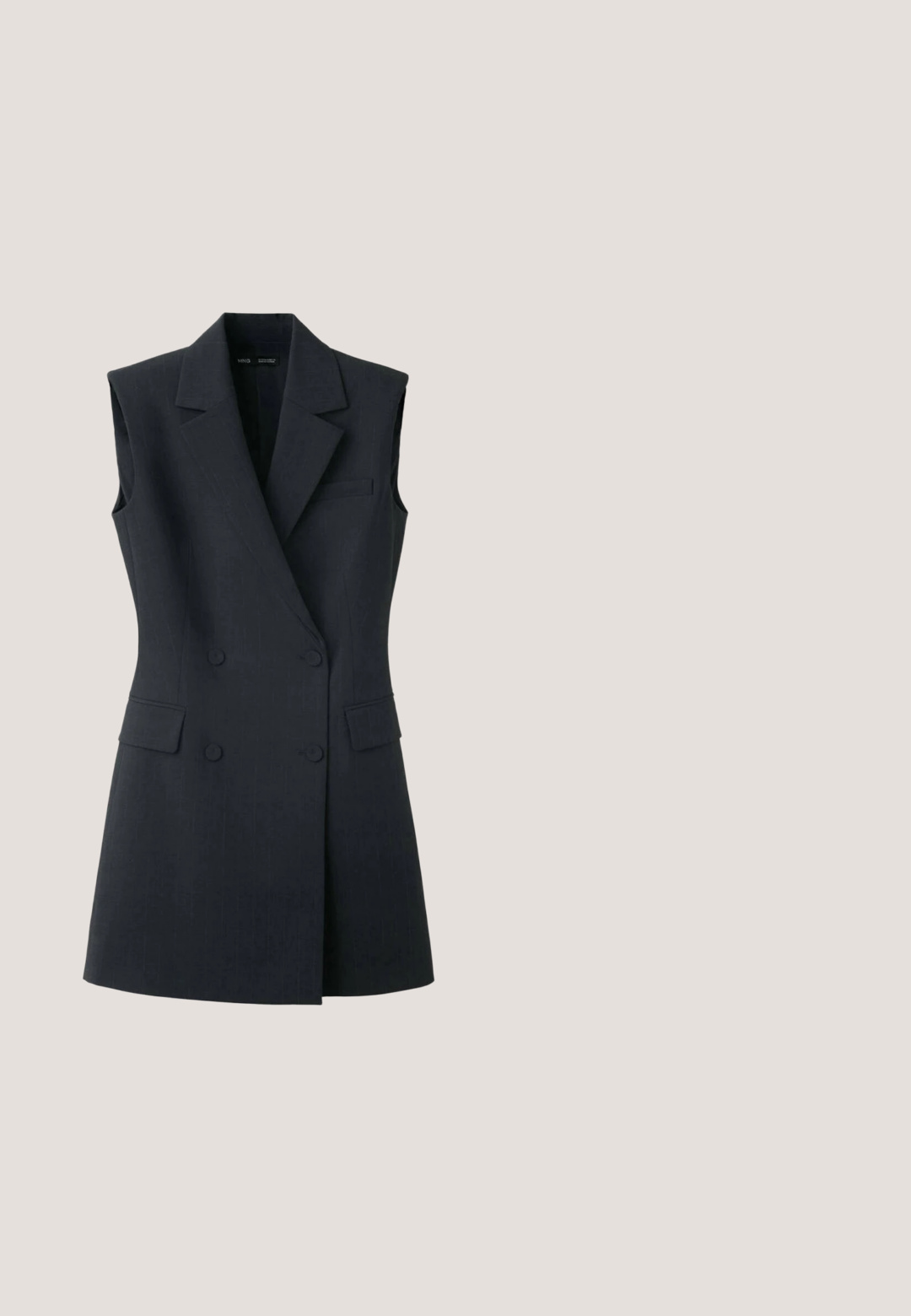 Mouwloze zwarte double-breasted blazerjurk met notch revers en klepzakken op een witte achtergrond.; Grijze gebreide stof met een gestructureerd oppervlak, met een zachte en iets fuzzy uitstraling. Het materiaal vertoont subtiele variaties in schaduw.; Zwarte leren instappers met een gladde afwerking, ronde neus, decoratieve stiksels en een lage hak. Het ontwerp is minimalistisch zonder zichtbare hardware.; Zwarte rechthoekige zonnebril met getinte glazen. Gemaakt van kunststof, met een subtiele marmerachtige textuur. Logo-detail op de zijkant van de poot.; Hexagona CONFORT BUSINESS  - Laptoptas - noir; Zwarte leren riem met een zilverkleurige metalen gesp, opgerold met de gesp naar voren gericht op een witte achtergrond.