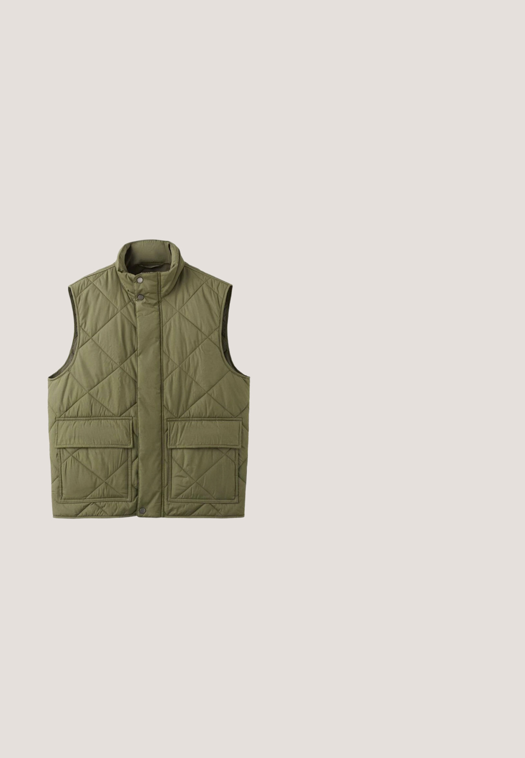Chaleco sin mangas acolchado verde oliva con cuello alto, botones de presión, cremallera frontal y dos grandes bolsillos con solapa.; Suéter de manga larga verde oscuro con puños y dobladillo acanalados, que presenta un pequeño logo en cursiva de color claro 'P' en la parte superior izquierda del pecho.; WOOD WOOD WWCOOPER - Camisa - green gables; Pantalones de pana color verde oliva con cintura elástica, dos bolsillos laterales y un diseño de pierna recta con sutiles estrías verticales.; Zapatilla deportiva de ante verde con franjas de cuero marrón, suela marrón y logotipo "Gola" en el lateral, vista desde el lado exterior.; Bolsa de aseo rectangular color verde oliva con ribete de cuero marrón, asa lateral y etiqueta grabada con la palabra "HOWARD" en el frente.
