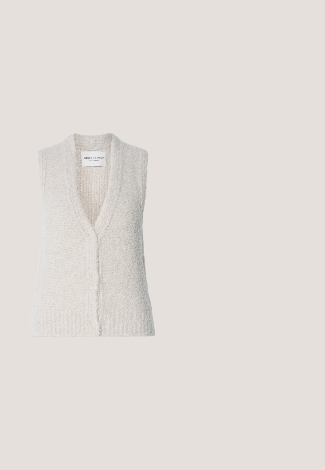 Gilet sans manches en tricot beige clair avec un décolleté en V, finition texturée et fermeture à boutons à l'avant. Le tissu semble doux et confortable. Étiquette de marque visible.; Pull en tricot bleu clair avec texture côtelée, col rond et manches raglan. Présente des poignets ajustés et une coupe décontractée à la taille.; Blouse blanche à manches longues avec col mao, patte de boutonnage dissimulée, fines rayures verticales et poignets à volants, présentée sur un fond uni.; Pantalons en lin bleu clair avec une coupe droite, fermeture à bouton et ourlet retroussé. Texture lisse, conçus pour un port décontracté.; Bottine en cuir beige à talon bloc reposant sur une surface en bois, arrière-plan en herbe verte, vue de côté, éclairage naturel doux.; Sac hobo en cuir couleur crème avec une seule bandoulière, texture lisse et un détail de fermoir doré à l'avant.