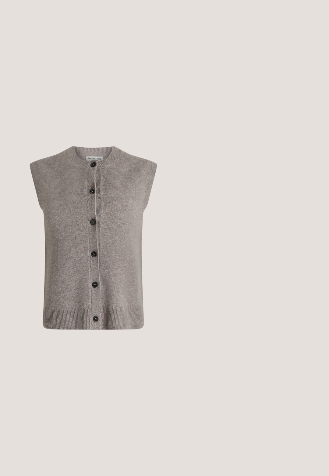 Cardigan en maille gris sans manches avec encolure ronde et six boutons noirs sur le devant. Détails côtelés à l'ourlet et au col.; Haut noir à manches longues et col roulé en tissu léger, avec une coupe ajustée et des détails de couture minimaux, idéal pour le superposition.; Pantalons évasés noirs avec une taille haute, fabriqués en tissu extensible. Présente des détails de couture verticaux sur le devant et une texture lisse.; Escarpin noir en cuir à bride arrière avec bout pointu, petit talon, design découpé et détail de boucle dorée sur la bride.; Sac à main en cuir noir avec une poignée supérieure, un rabat avant avec un fermoir doré et une bandoulière réglable sur un fond uni.; Paire de boucles d'oreilles boule de Noël dorées brillantes avec fermoirs à crochet sur fond blanc uni.
