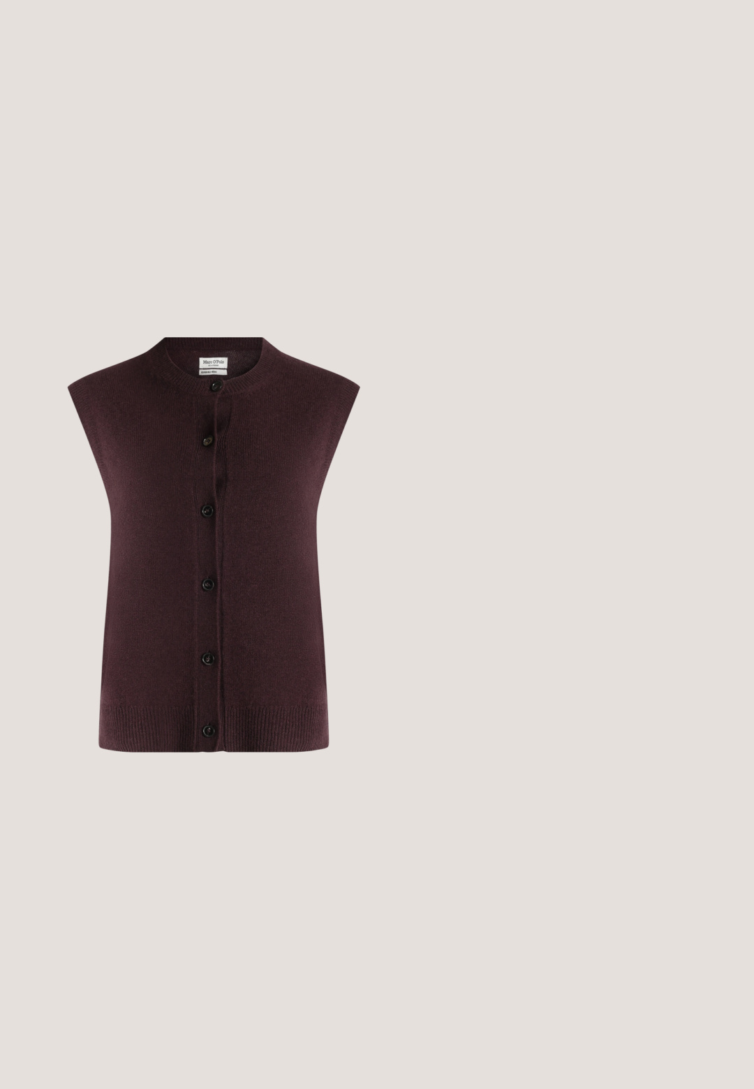 Ärmelloser dunkelbrauner Strickcardigan mit Rundhalsausschnitt und sechs schwarzen Knöpfen vorne, mit dem Label Marc O'Polo.; Dunkelbraunes langärmeliges Hemd mit Knöpfen, spitzem Kragen und schwarzen Knöpfen, vor neutralem Hintergrund präsentiert.; Graue, maßgeschneiderte Slim-Fit-Hosen mit Gürtelschlaufen und umgeschlagenen Säumen, geeignet für formelle Anlässe oder das Büro.; Dunkelbrauner Leder-Pumps mit spitzer Kappe und niedrigem, gebogenem Absatz auf weißem Hintergrund.; Braune rechteckige Schultertasche mit langen Trägern und minimalen Steppnähten vor einfarbigem Hintergrund.; Zarte doppellagige goldene Halskette mit gleichmäßig verteilten kleinen weißen Perlen auf schlichtem hellem Hintergrund.