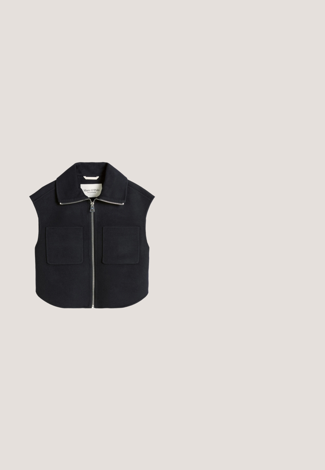 Veste sans manches bleu marine avec col chemise, deux poches plaquées avant et une fermeture éclair argentée. Tissu doux à texture lisse.; T-shirt noir à manches longues en coton avec un col rond, un ourlet droit et sans motifs ni accents visibles. Texture lisse.; Pantalon de survêtement noir en tissu doux, avec une taille élastique munie d'un cordon de serrage, des poches latérales et une coupe droite.; Baskets en cuir noir avec lacets blancs, doublure couleur crème, bande en suède noire et semelle beige avec une semelle extérieure marron texturée.; Lunettes de soleil noires avec une forme rectangulaire audacieuse, des verres foncés, une monture en plastique brillante et un branding doré subtil sur la branche.; Sac fourre-tout noir en nylon avec des accents en cuir, doté de deux poignées, d'une forme plate et d'une fermeture éclair. Design minimaliste sans motifs.