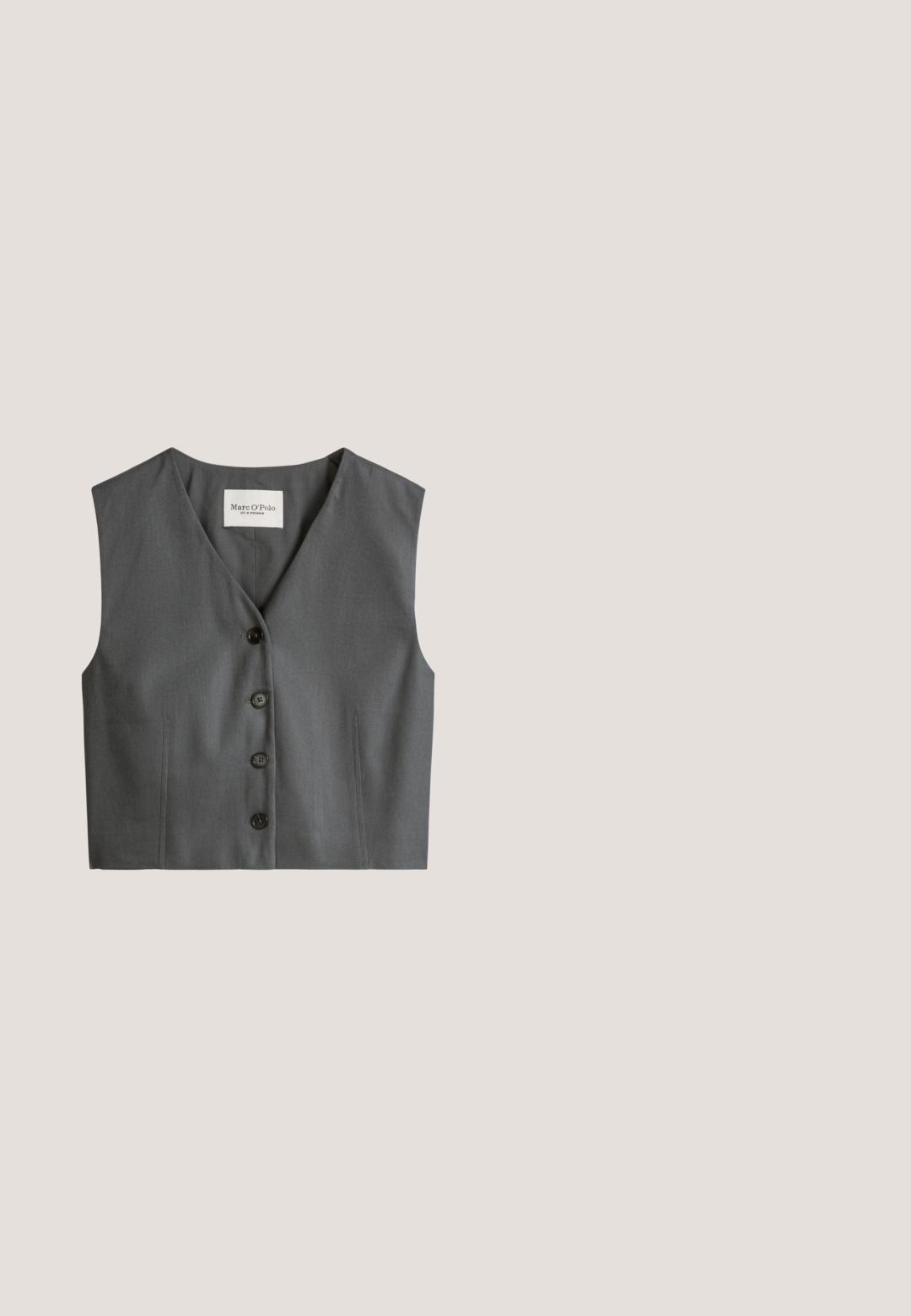 Veste grise sans manches avec col en V, quatre boutons noirs sur le devant, et étiquette à l'intérieur du col indiquant Marc O'Polo.; Débardeur gris clair sans manches à col en V avec texture chinée subtile et étiquette de marque dans la nuque.; Pantalon large gris foncé avec taille élastique et poches latérales, conçu pour le confort et un usage décontracté.; Sabots en daim gris avec une semelle en liège et en caoutchouc, dotés d'une boucle en métal et d'un design à dos ouvert. Texture lisse et forme de bout arrondi.; Lunettes de soleil en plastique gris avec une forme légèrement angulaire et surdimensionnée de style cat-eye, dotées de verres teintés gris et de branches transparentes avec un branding subtil.; Sac fourre-tout en daim gris avec un haut arrondi, des bretelles doubles et des accents cousus. Design simple sans matériel ni motifs supplémentaires.