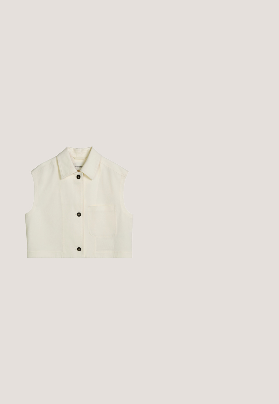 Mouwloze korte crèmekleurige jas met kraag, drie donkere knopen aan de voorkant en een opgestikte zak aan de rechterkant.; Crèmekleurig poloshirt met korte mouwen, twee knopen en een kleine kraag, getoond op een witte achtergrond.; Witte wijde broekspijpen met een gladde textuur, voorzien van voorplooien, een ritsluiting en riemlussen. Geen zichtbare patronen of accenten.; Witte open teen slingback sandaal met een dikke zool en een gouden gesp op de verstelbare band, zijaanzicht.; Witte leren Lancaster Paris schoudertas met klepsluiting en verstelbare band, rechthoekige vorm, goudkleurig logo op het voorvak.; Zilveren oorringen met een gladde, reflecterende afwerking. Gebogen ontwerp met een dunne pen voor bevestiging en een open vorm.