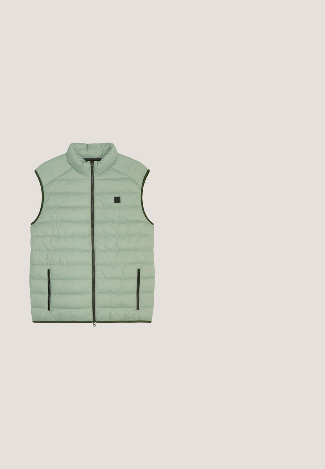 Lichtgroene gewatteerde vest met hoge kraag, rits-sluiting en twee ritszakken aan de zijkanten. Bevat zwarte accenten langs de randen.; Zwarte hoodie van een katoenmix, met een voorzak in kangoeroestijl, een capuchon met trekkoord en een subtiel logo-ontwerp op de borst.; Beige T-shirt met korte mouwen, ronde hals en kleine zwarte tekst "URBAN HERITAGE WHERE FOOTSTEPS MEET HISTORY" op de linkerborst.; Beige chino's met een recht gesneden ontwerp, gemaakt van katoen. Voorzien van een knoopsluiting en twee zijzakken, met een subtiele textuur.; Groene sportschoen met roze accenten, met een gestructureerde mesh bovenzijde, vetersluiting en een beige rubberen zool.; Rechthoekige zonnebril met dunne zilverkleurige metalen monturen en amberkleurige glazen, rustend op een wit oppervlak.