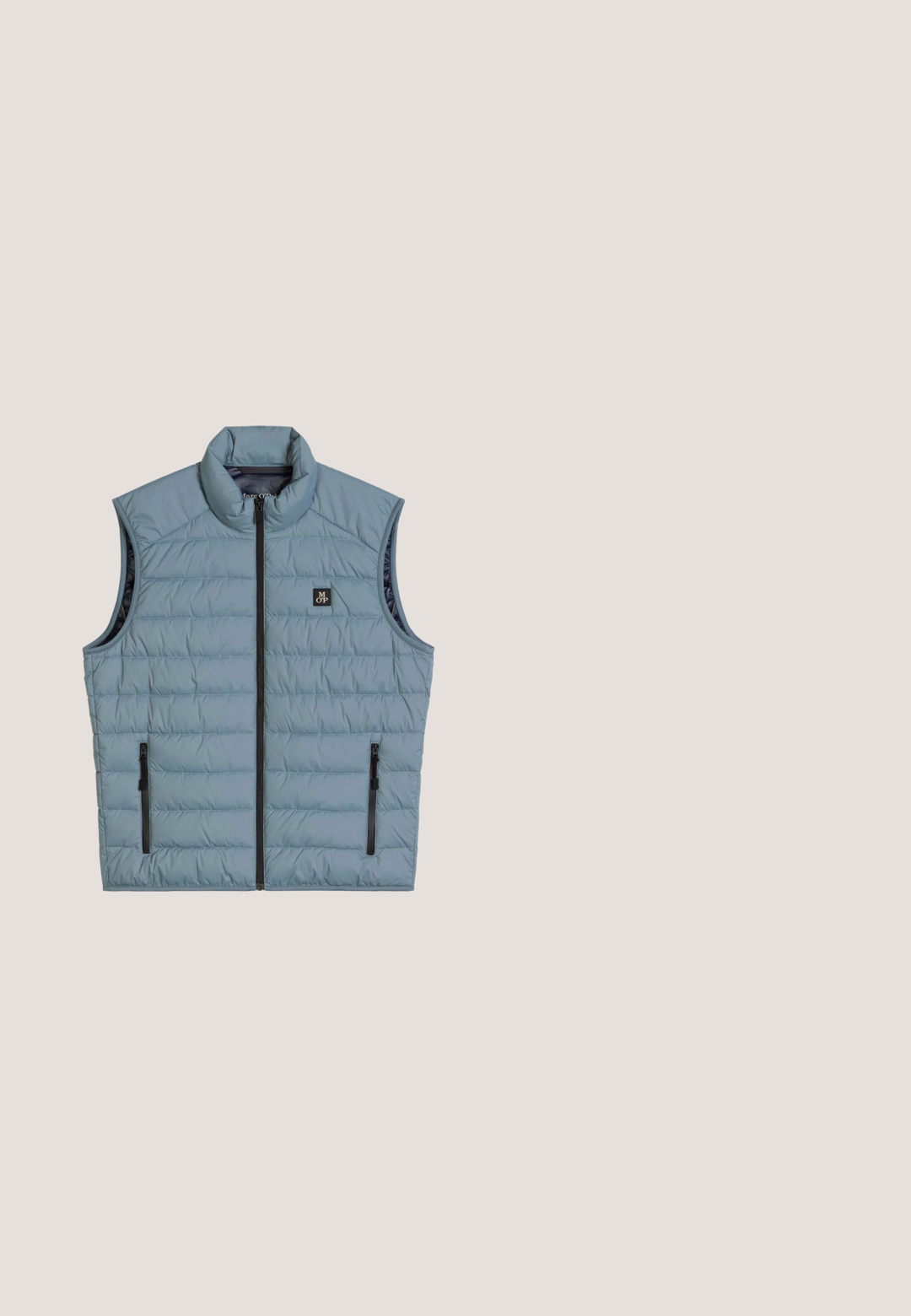 Lichtblauw doorgestikt mouwloos vest met opstaande kraag, zwarte ritssluiting aan de voorkant, twee ritssluitzakken en een kleine zwarte logopatch op de borst.; TOM TAILOR Hoodie - dusty mint blue; Lichtblauwe katoenen t-shirt met korte mouwen. Bevat donkerblauw en oranje grafische tekst: "TOM TAILOR" en "PREMIUM QUALITY." Eenvoudige ronde halslijn.; Lichtblauwe denim jeans, rechte pasvorm, vijf-pocket ontwerp, met een rits en knoopsluiting. Soepele textuur met subtiele vervagingsdetails.; Lage sneaker met witte, grijze, marineblauwe en oranje panelen, beige zool, vetersluiting en Tom Tailor-logo aan de zijkant.; Grijze textielen schoudertas met een gestructureerd oppervlak, verstelbare zwarte strap en gegraveerd "Porsche Design" logo op de voorkant.