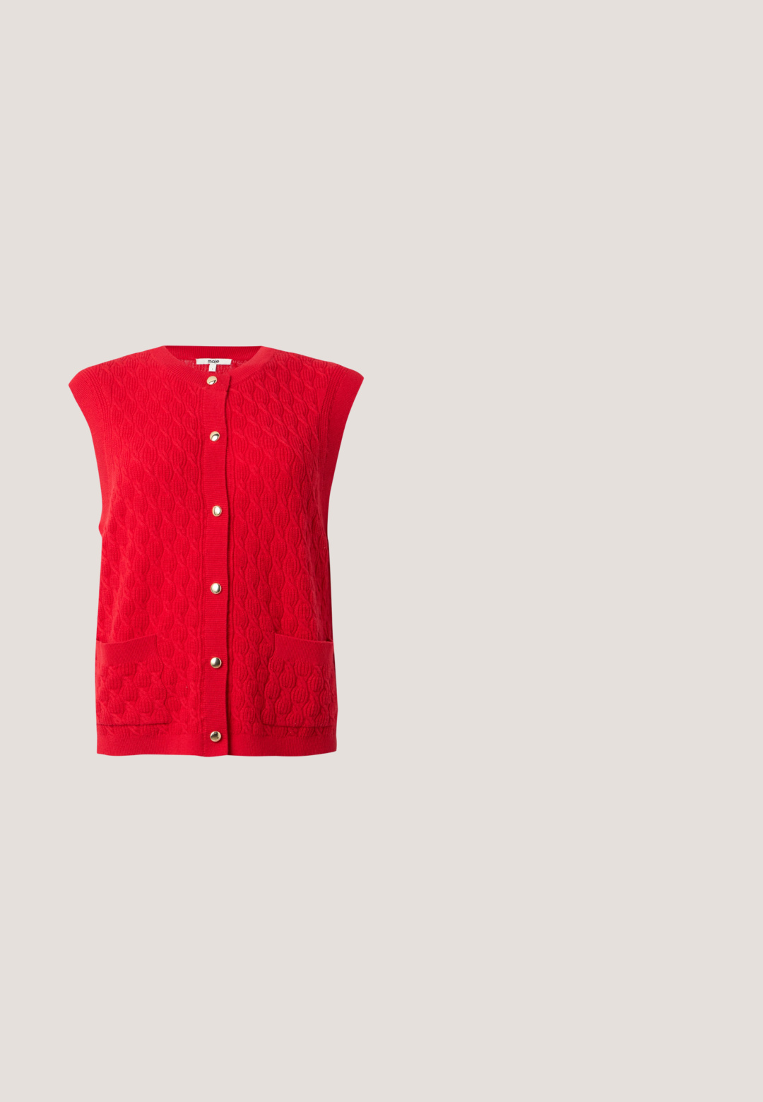 Rød strikket ærmeløs cardigan med guldknapper foran og to forlommer med tekstureret mønster.; Blomstret maxikjole i sort med rosa roser og grønne blade. Har en flæset halsudskæring, lange ærmer og et lagdelt skørtdesign.; Sorte ruskinds højhælede sko med spids tå og en knudedetalje på siden. Har en blank stiletho-hæl og et udskæring design.; Rødtonede solbriller med katteøje-form, gennemsigtig mønstret stel, gradient grå linser og guld "Love Moschino" branding på stangen.; Sort ruskind skuldertaske med guldlås, justerbar rem og frynser langs bundkanten mod en ensfarvet baggrund.; Guldhalskæde med vedhæng formet som et hjerte med lyserøde ædelsten og dråbeformede detaljer, ophængt på en fin flettet kæde med perler.