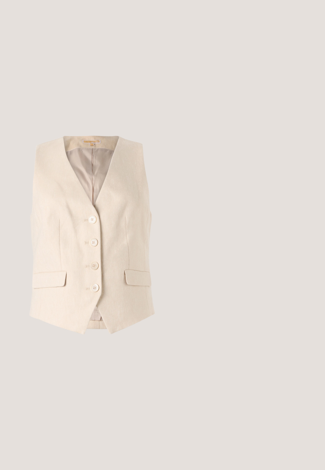 Chaleco ajustado beige hecho de una tela texturada, con escote en V, cuatro botones frontales y dos bolsillos laterales. Interior forrado.; Top blanco sin mangas de tela suave, con escote redondo y sutiles pliegues en los hombros, con un dobladillo curvado.; Pantalones beige de corte recto, confeccionados en una tela lisa. Cuentan con una cremallera en la bragueta y passantes para cinturón; con costuras mínimas y sin patrones visibles.; Sandalia marrón de tacón alto con tres tiras, hebilla en el tobillo con logo y tacón y panel trasero de color marrón oscuro texturizado.; Bolso tote con rayas verticales marrones y blancas, con dos asas de cuero marrón y un colgante redondo dorado con el logo MK colgando de una de las asas.; Pendientes dorados en forma de corazón con estrías radiales, pequeñas cuentas doradas alrededor de los bordes y una gema transparente en el centro de cada uno.