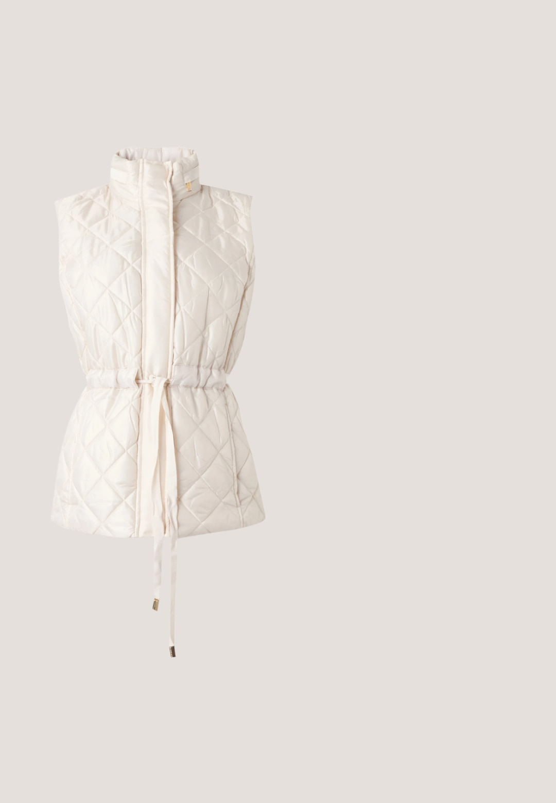 Lichtbeige mouwloze doorgestikte bodywarmer met hoge kraag en een koord in de taille voor een verstelbare pasvorm.; Korte mouwen, crèmewit kleed gemaakt van soepele stof met decoratieve knopen in zwart, goud en parel aan de zoom. Eenvoudige, rechte snit.; Beige lakleren hoge hakken met een spitse neus en een slanke hak. Gladde textuur met een strakke vormgeving. G'dragen met een roze pailletten jurk.; Rechthoekige zonnebril met een gouden metalen frame en donkere lenzen. Accentueert met slanke zwarte armen, wat een minimalistisch ontwerp toont.; Witte leren crossbodytas met gouden hardware en verstelbare riem, voorzien van subtiel merklogo op het voorvak.; Kleine gouden en zilveren half-hoepel oorstekers met een getextureerde zilveren buitenrand op een witte achtergrond.