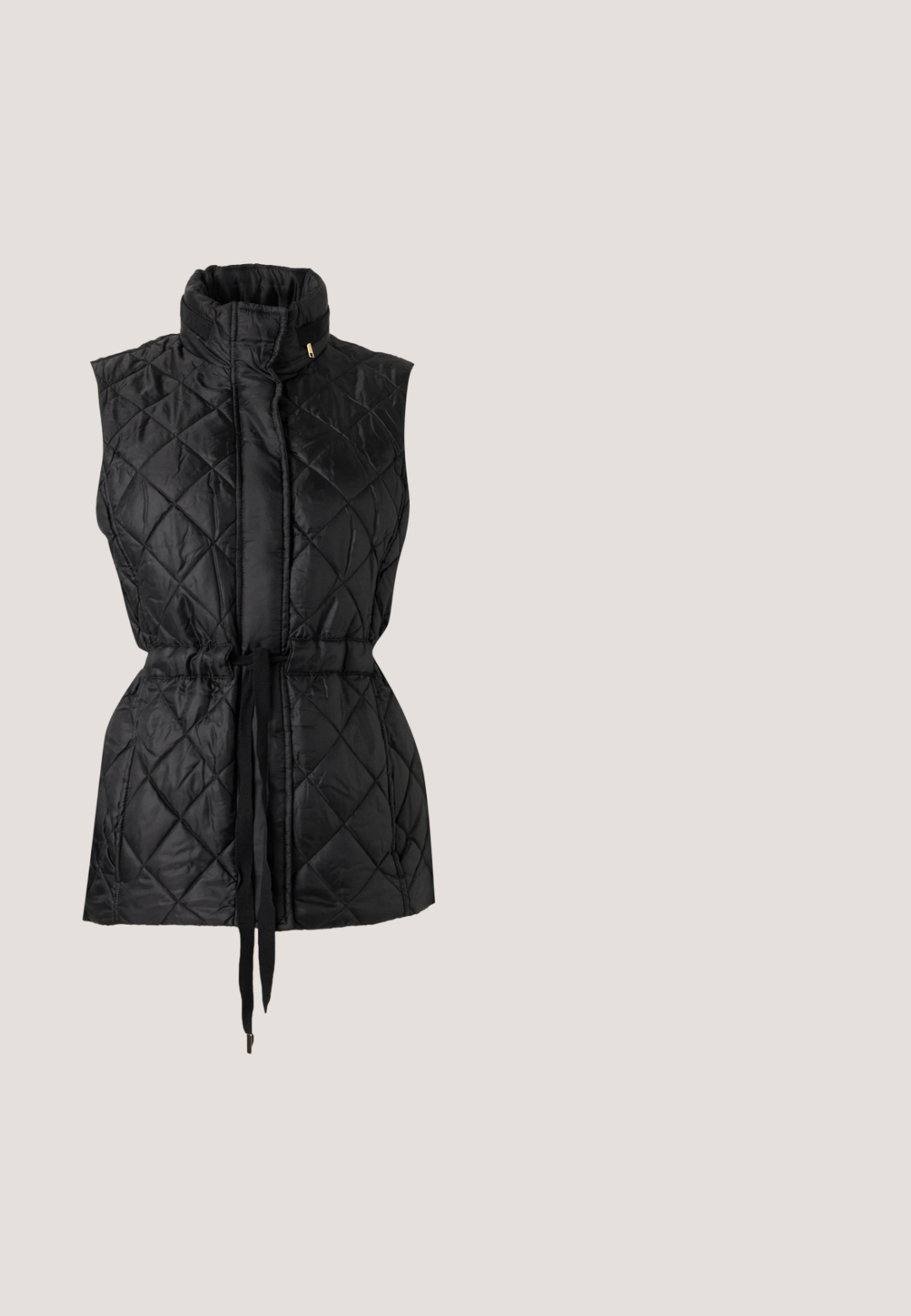 Sort quiltet ærmeløs vest med høj krave og justerbar snor i taljen, designet til varme og stil.; Hvid sweatshirt med lange ærmer, der har et præget "MICHAEL KORS"-logo på forsiden. Lavet af blødt bomuldsstof. Klassisk rund halsudskæring.; Sorte, højtaljede bukser med bred ben-design, prydet med en drejet guldbuckle på bæltet. Glat stof med subtil glans.; Sorte højhælede sko med spids tå-design og glat læderstruktur. Kombineret med lyserøde, skræddersyede bukser.; Sort quiltet læderclutch med guldfarvet tudse, der bærer en krone, og guldfarvet "Love Moschino"-logo, med en guldkæde som rem.; Et par små guldfarvede geometriske hoops med kantede kanter og bageste lukninger på en lys baggrund.