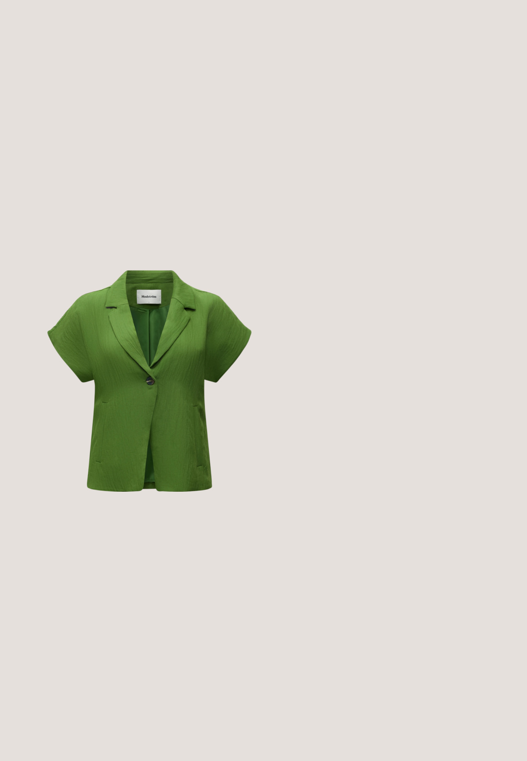 Groene korte mouw blazer met eenknopsluiting, ingesneden revers en voorzakken, weergegeven op een effen lichte achtergrond.; Groen mouwloos satijnen topje met ronde halslijn en zwarte bloemenkant aan de zoom, met een kleine knoopsluiting aan de achterkant.; Witte flared broek van geweven stof, met een gevlochten tailleband, twee voorzakken en een gladde textuur. Sluit met een zwarte knoop.; Bruine lakleren slingback schoen met spitse neus, lage kittenhak, dunne T-strap en enkelgesp sluiting.; Olijfgroene lederen handtas met een gebogen vorm, verstelbare riem, gouden hardware accenten en een voorvak met rits.; Gouden creolen met een gladde, glanzende afwerking. Ze hebben een ronde vorm met een kleine opening voor sluiting. Eenvoudig ontwerp, minimale accenten.