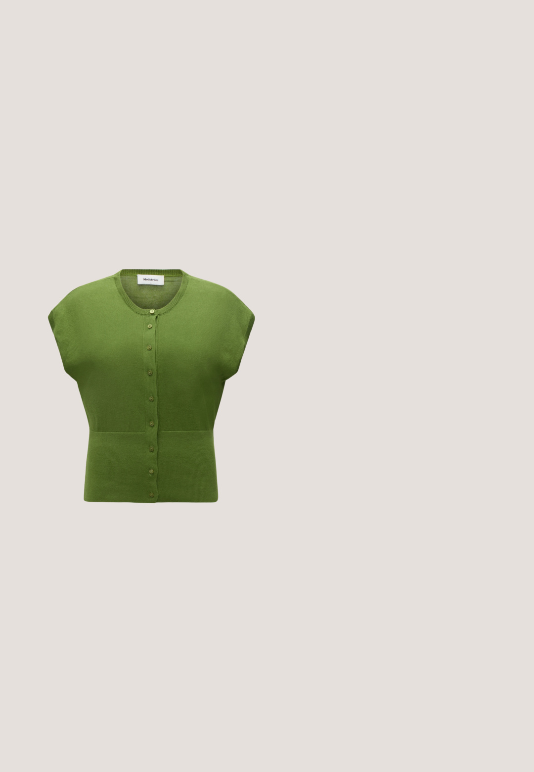 Cárdigan de punto verde de manga corta con cuello redondo y botones delanteros, con cintura ajustada y una etiqueta que dice Modström en el interior del cuello.; Top de punto a rayas verdes con rayas horizontales blancas, mangas cortas abullonadas y cuello redondo. La tela tiene una textura suave.; Gestuz CALLIA BARREL PANTS - Pantalones - posy green melange; Zapatilla deportiva de perfil bajo con parte superior de cuero verde claro, cordones y detalle en el talón blancos, y suela de goma marrón sobre un fondo liso.; Bolsa hobo verde de cuero con un diseño suave, asa curvada y textura lisa. No contiene hardware visible ni acentos.; La Manso ICONIC - Anillo - green