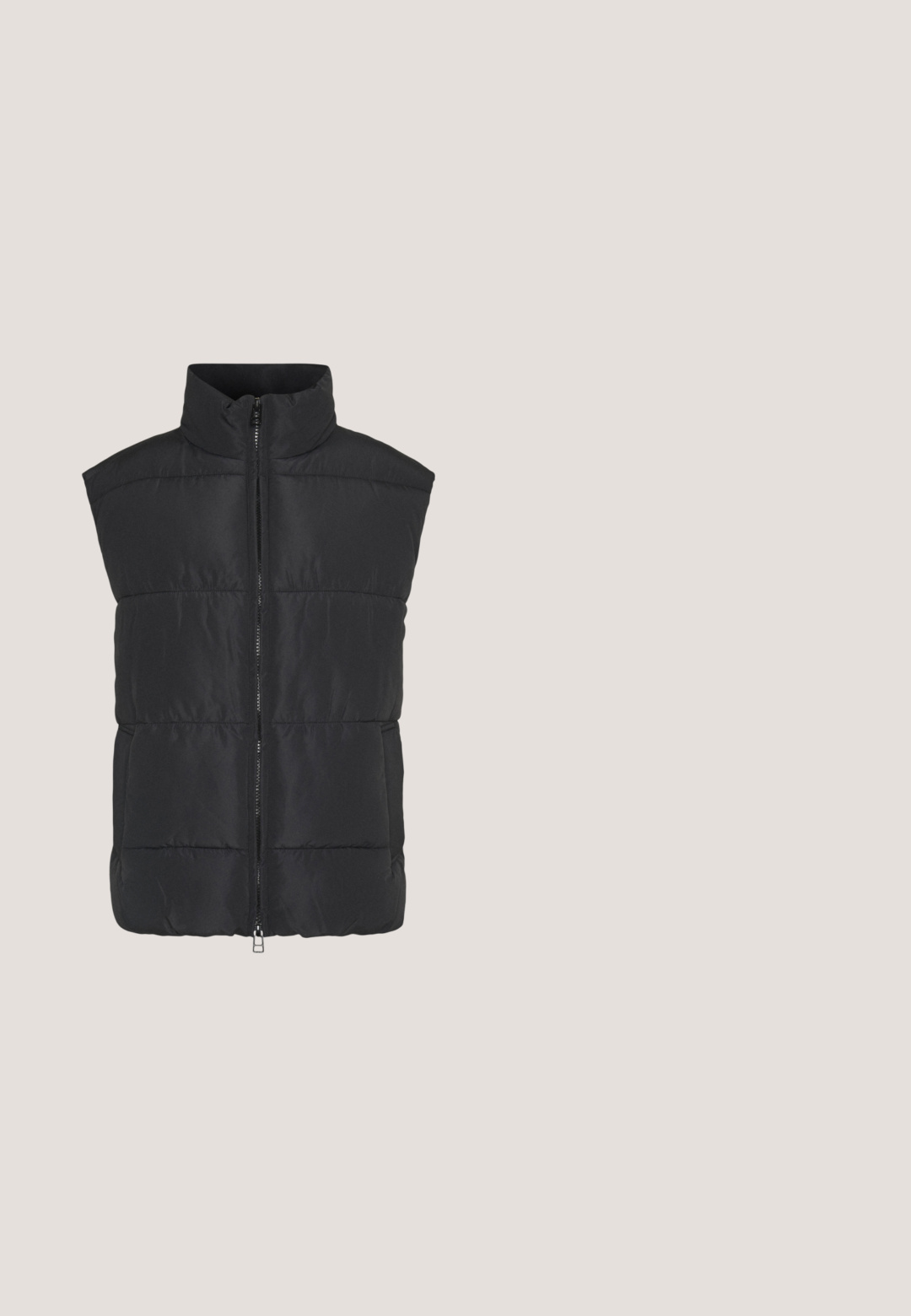 Monki Γιλέκο - black dark; Πλεκτό πουλόβερ με μακριά μανίκια σε καμένο πορτοκαλί με σχέδια ψαροκόκκαλου και κάθετες ρίγες, στρογγυλή λαιμόκοψη και εφαρμοστή σιλουέτα.; Υψηλής μέσης μαύρα τζιν παντελόνια από denim με κουμπωτή πτήση, πέντε τσέπες και στενή γραμμή. Απαλή υφή με ελάχιστο ξεθώριασμα και χωρίς διακοσμήσεις.; Μαύρες δερμάτινες στρατιωτικές μπότες με υφή, σχεδίαση μέχρι το γόνατο, μπροστινός κορδονάτος κλεισίματος και χοντρή ριγωτή καουτσούκ σόλα.; Καφέ γυαλιά ηλίου σε σχήμα vintage cat-eye με καφέ φακούς. Διαθέτουν καμπύλες κροταφίδες με κόκκινες λεπτομέρειες.; Μαύρη υφασμάτινη τσάντα ώμου με μαλακή υφή, στρογγυλή μορφή και έναν μόνο ιμάντα. Μινιμαλιστικός σχεδιασμός χωρίς ορατό υλικό ή αξεσουάρ.