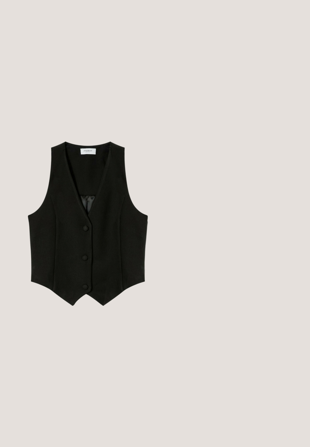 Sort vest med skræddersyet design, der har V-halsudskæringer, tre knaplukninger og en glat indvendig foret, lavet af tekstureret stof.; Sort og hvid ærmeløs striktop med lodret striped mønster og rund halsudskæring på hvid baggrund.; Marks & Spencer WIDE LEG - Bukser - black; Sorte slidesandaler med tre brede remme, der har en metallisk detalje. Glat tekstur og flad således design for komfort.; Sorte solbriller med en markant rektangulær facon, mørke linser, skinnende plastikramme og subtil guldfarvet branding på stangene.; Sort læderhåndtaske med pebble-struktur, der har to frontlommeklapper, hardware i guldfarve og en aftagelig rem for alsidighed.