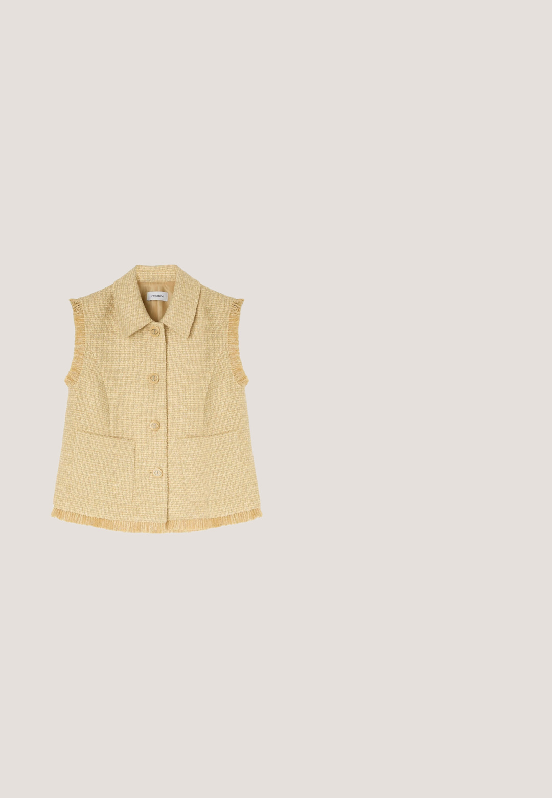 Beige mouwloos tweedvest met franjes, puntkraag, knopen aan de voorkant, en twee zakken aan de voorkant.; Donkere blouse met een patroon, voorzien van een ronde halslijn, korte mouwen en een subtiele textuur met een abstract ontwerp in tinten groen en grijs.; Wijdvallende broek van olijfgroene stof met donkere geometrische patronen. Elastische tailleband met een trekkoord voor een verstelbare pasvorm.; Zwarte flip-flop met twee getextureerde banden versierd met metallic accenten. Vloeibare zwarte voetbed en duurzame rubberen zool.; Zwarte leren schoudertas met gevlochten bruine hengsel, ritssluiting en decoratieve bruine kwastjes met bloemvormige uiteinden.; Gouden ring met een sculpturale vormgeving, gekenmerkt door gladde, gebogen lijnen en een gepolijste afwerking. Open bandstijl die de vloeiendheid van de vorm benadrukt.