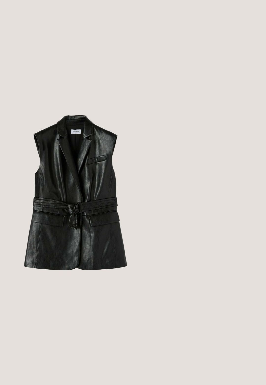 Mouwloze zwarte leren blazer-vest met inkepingrevers, een tailleband, twee voorzakken met klep en een borstzak met bies.; Zwarte sweatshirt met ronde hals, een gladde textuur, korte mouwen en een detail van een frontnaad. Voorzien van een zichtbaar merklapje aan de binnenkant van de kraag.; Zwarte wijde broek van lichtgewicht stof, met een gladde textuur, zijzakken en schuine inkepingen aan de onderkant voor extra bewegingsvrijheid.; Zwarte gevlochten muiltjes met een open teen en een slanke, gebogen hak. Het materiaal heeft een glanzende afwerking en vertoont een gestructureerd, geruit patroon.; Zwarte suède tas met een gladde textuur, afgeronde zijkanten en een enkele band. Heeft een minimalistisch ontwerp zonder zichtbare hardware of patronen.; Zwart verstelbaar touwarmbandje met een metalen sluiting in goudkleur en een ronde hanger gegraveerd met "CPH STUDIOS."