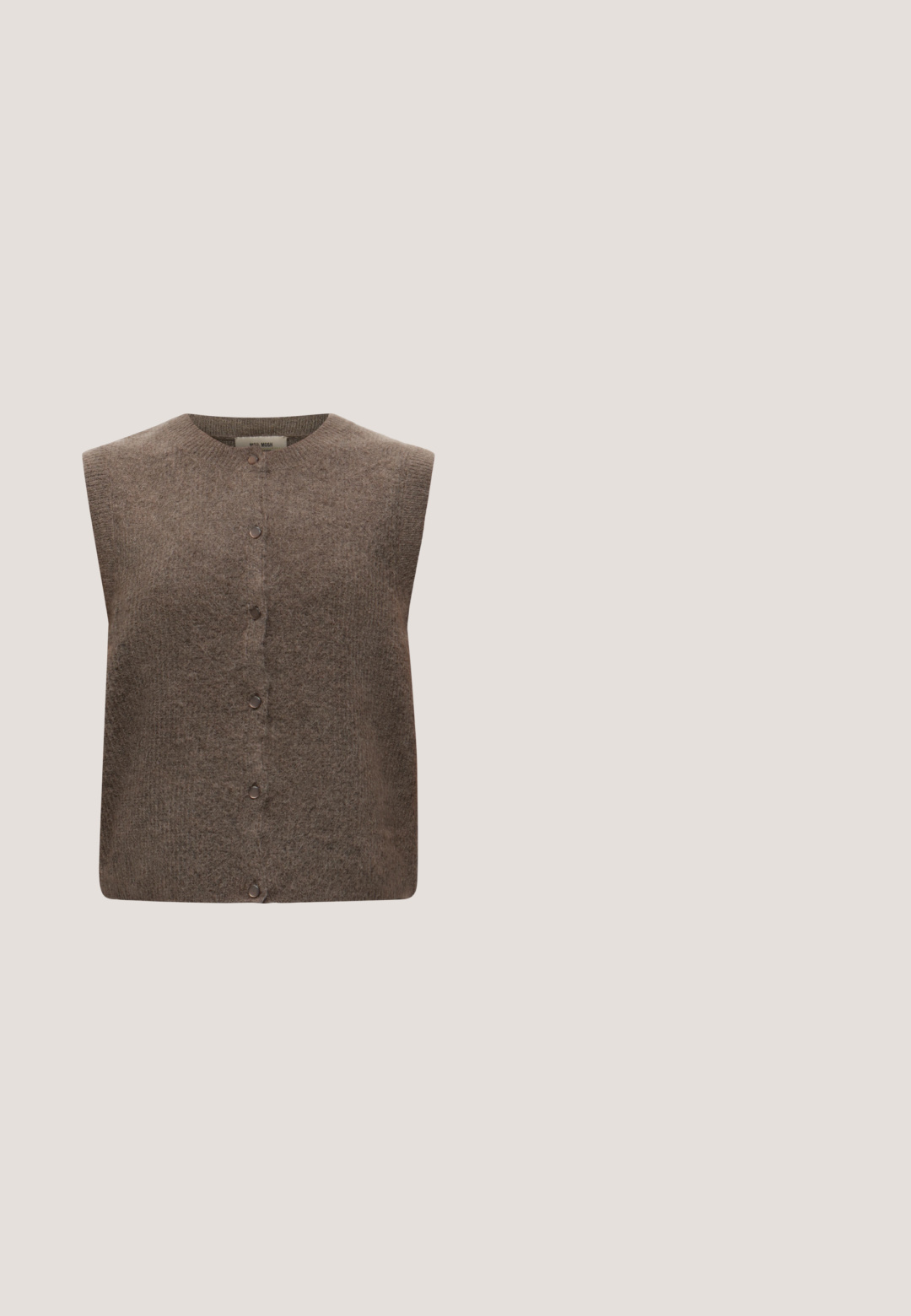 Braune ärmellose Wollweste mit rundem Ausschnitt und sieben vorderen Druckknöpfen, strukturiertes Strickgewebe, flach auf weißem Hintergrund liegend.; Weiße Bluse mit langen Ärmeln und Knopfverschluss an der Vorderseite, mit floralem Ajour-Stickereien und gewelltem Saum. Weicher Baumwollstoff und strukturierter Kragen.; Dunkelbraune Hose mit weitem Bein, Gürtelschlaufen und verdecktem vorderem Verschluss, flach auf weißem Hintergrund dargestellt.; Braune Lackleder-Ballerinas mit quadratischer Zehenform und Riemen mit einer kleinen goldenen Schnalle. Glatte Textur, niedriger Absatz und minimalistisches Design.; Runde, braun getönte Sonnenbrillen mit einem glänzenden burgunderfarbenen Rahmen. Schlanke Bügel mit dezentem Branding. Flaches Linsendesign.; Braune Lackleder-Handtasche in rechteckiger Form, mit zwei langen Griffen und subtilen, geschwungenen Akzenten auf der Vorderseite.