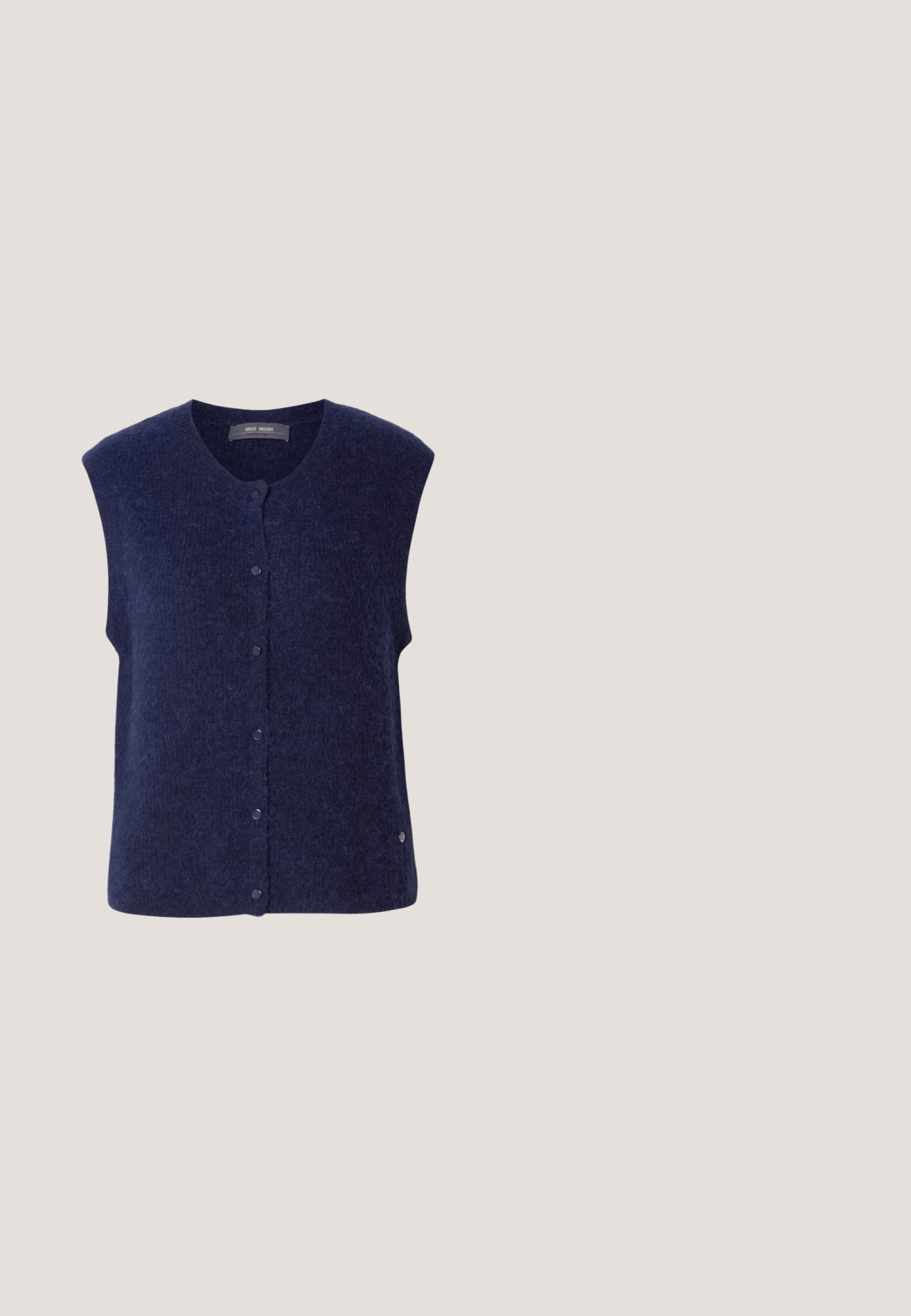 Mos Mosh THORA VEST - Liivi - maritime blue; Lyhyeksi leikattu sininen nappipaita, jossa on valkoisia pystysuoria raitoja, leveällä kauluksella ja rintataskulla. Pehmeä kangas.; Tummansiniset suoralahkeiset farkut, joissa oranssit saumat, viisi taskua ja nappisuljenta, aseteltuna tasaiselle vaalealle taustalle.; Kengätyyppi Mary Jane tummasta burgundista kiiltävästä nahasta, jossa on rei'itettyjä yksityiskohtia ja soljellinen hihna. Matala lohkare korko, pyöreä kärki.; Ruske tortoiseshell sunčane naočale s vintage mačkastim oblikom i smešnim sočivima. Ima zakrivljene okvire s crvenim akcentima.; Ruskea mokkainen kirjekuorilaukku, jossa pieni kultainen logo läpän päällä ja ohut kultainen ketjuhihna osittain näkyvissä.