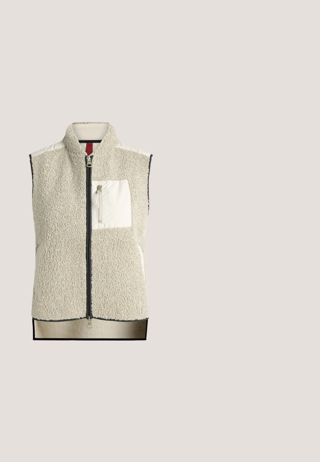 Chaleco sin mangas beige de sherpa fleece con cremallera frontal, cuello alto y bolsillo en el pecho con cremallera y panel de tela lisa.; Sudadera blanca con capucha, cordones con logo, puños y dobladillo acanalados. Detalle del logo bordado en la manga; tejido suave y texturado.; Pantalones de pierna ancha en una tela beige clara. Presentan dos bolsillos frontales de parche, una cinturilla plana y una textura suave con un acabado ajustado.; Mocasín de ante marrón con suela blanca, estilo sin cordones y detalle de costura sutil a lo largo del borde superior.; Bolso de cuero color crema para el hombro con un emblema plateado con alas y una correa delgada sobre un fondo liso.; Pendientes en tono dorado que presentan un conjunto cuadrado de strass y cinco acentos de perlas, dispuestos en forma de abanico. Textura suave.