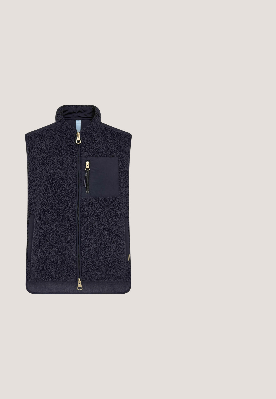 Marineblauwe fleecevest met een volledige ritssluiting aan de voorkant, een ritssluiting in de borstzak en een opstaande kraag, ontworpen voor warmte en casual gebruik.; Lichtblauwe longsleeve trui met een ronde hals, van textuurgebreide stof en een relaxte pasvorm. Geen opvallende patronen of versieringen.; Donkerblauw denim shirt met een kraag, lange mouwen, dubbele borstzakken en contrasterende stiksels.; Lichtblauwe wijde broek met knopen en rits aan de voorkant, zijzakken en riemlussen, gemaakt van een polyestermix met katoen.; Lichtgrijze en blauwe sport sneakers van mesh stof, met metallic roségouden accenten en een witte, gestructureerde zool. Vetersluiting met een gevoerde tong.; Blauwe draagtas met bruine handvatten, een voorvak met ritssluiting en een verstelbare blauwe schouderriem, geïsoleerd op een witte achtergrond.