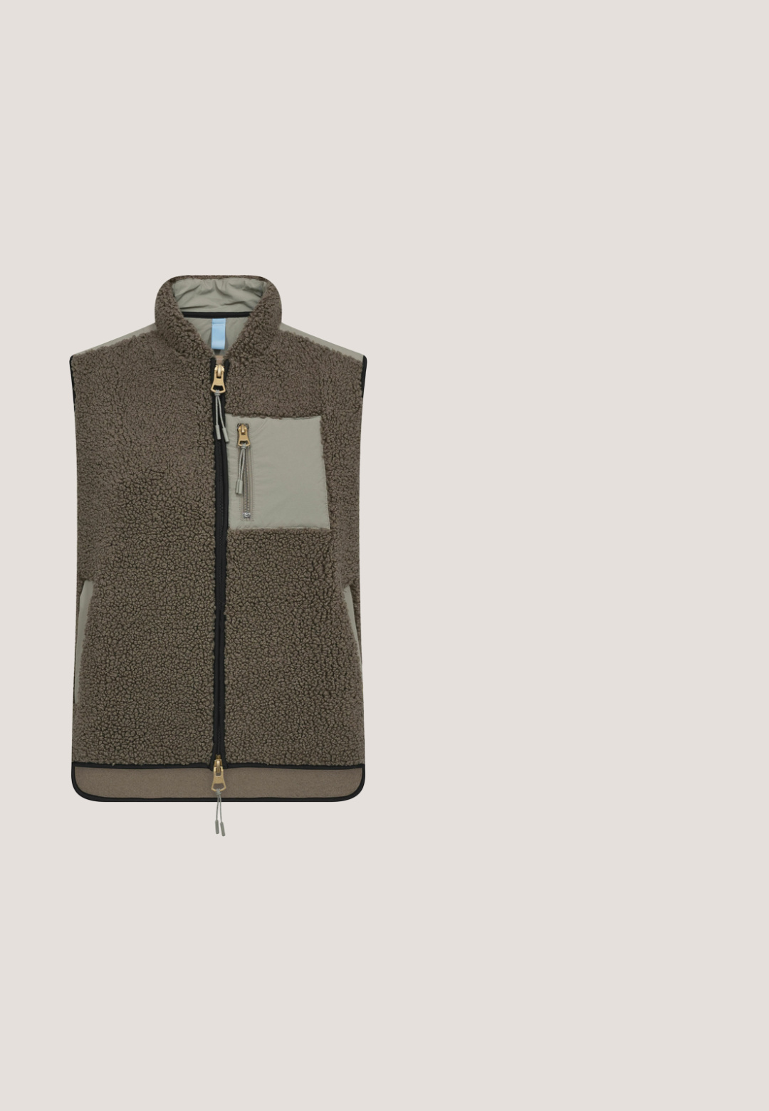 Veste polaire marron avec fermeture éclair sur l'ensemble du devant et poche poitrine zippée gris clair, sans manches avec col montant.; Pull en tricot de couleur crème avec un large col, des manches longues et un motif texturé. Bords côtelés aux poignets et aux bords inférieurs.; Pantalon de survêtement marron à jambes larges en tissu doux, doté d'une taille élastique avec cordon de serrage et de plis sur le devant.; Bottines en daim marron clair avec une épaisse semelle en crème texturée, dotées d'un bout rond et de détails de couture minimalistes.; Sac cabas en cuir marron avec double anse et un charm en forme de fleur suspendu à une des anses.; Bracelet en chaîne torsadée dorée avec un pendentif en forme d'étoile. Longueur ajustable avec un fermoir et une chaîne d'extension. Texture lisse, finition brillante.