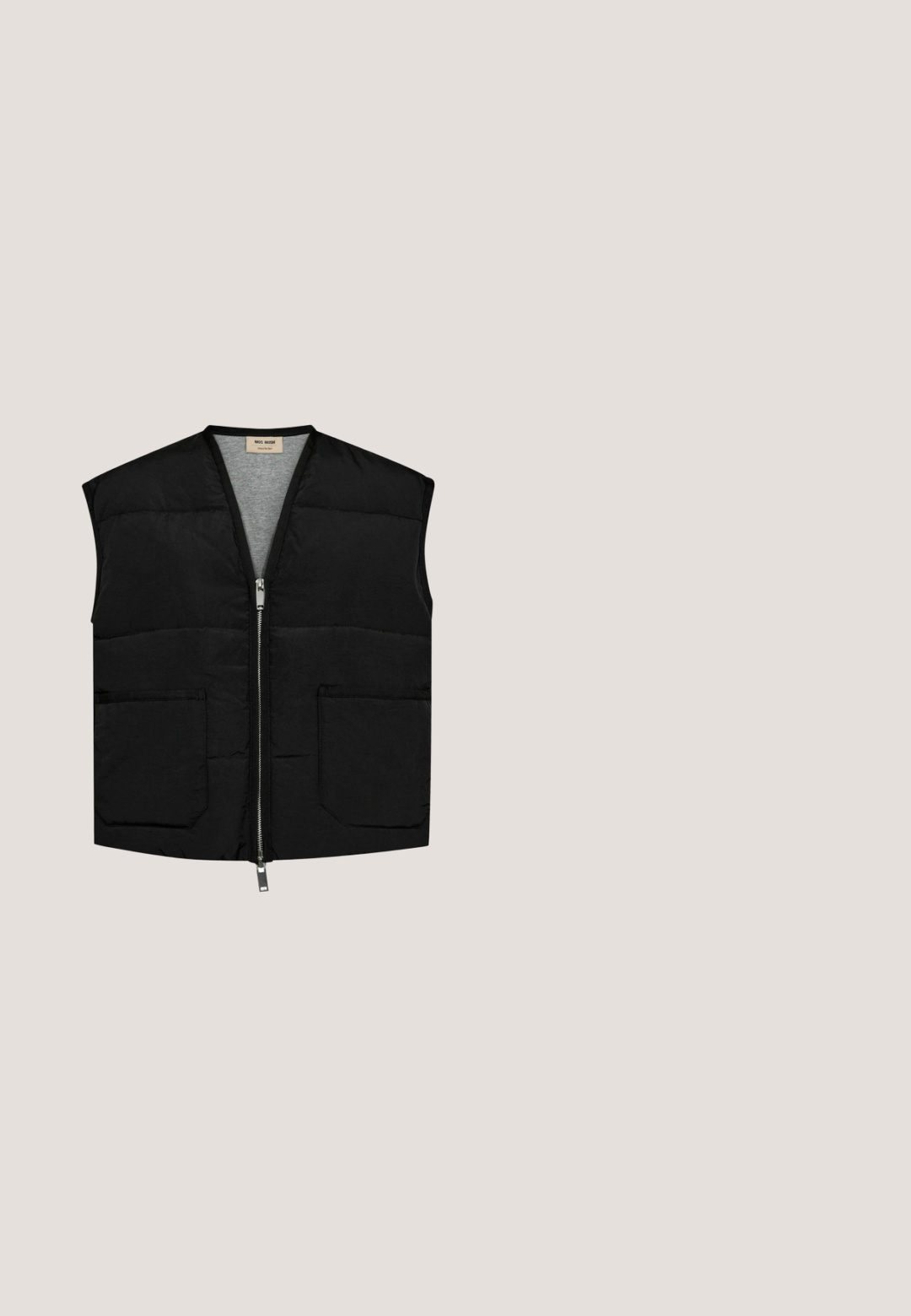 Sort ærmeløs polstret vest med frontlynlås og to store frontlommer, vist på en hvid baggrund.; Sort T-shirt med korte ærmer og rund hals, med et lille broderet logo på venstre bryst og en ribbet halskant.; Sorte bukser med bred benvidde, elastisk talje og justerbar snor. Fremstillet af letvægtsstof med en glat tekstur. Ingen synlige mønstre.; Sort chunky sneaker med tyk tekstureret sål, snørelukning foran, polstret krave og trækstrop på hælen, vist fra siden.; Store sorte pilot-solbriller med mørketonede linser, vist mod en hvid baggrund.; Sort halvmåneformet quiltet skuldertaske med justerbar rem og lynlåslukning, med lille "GOT BAG" logo.