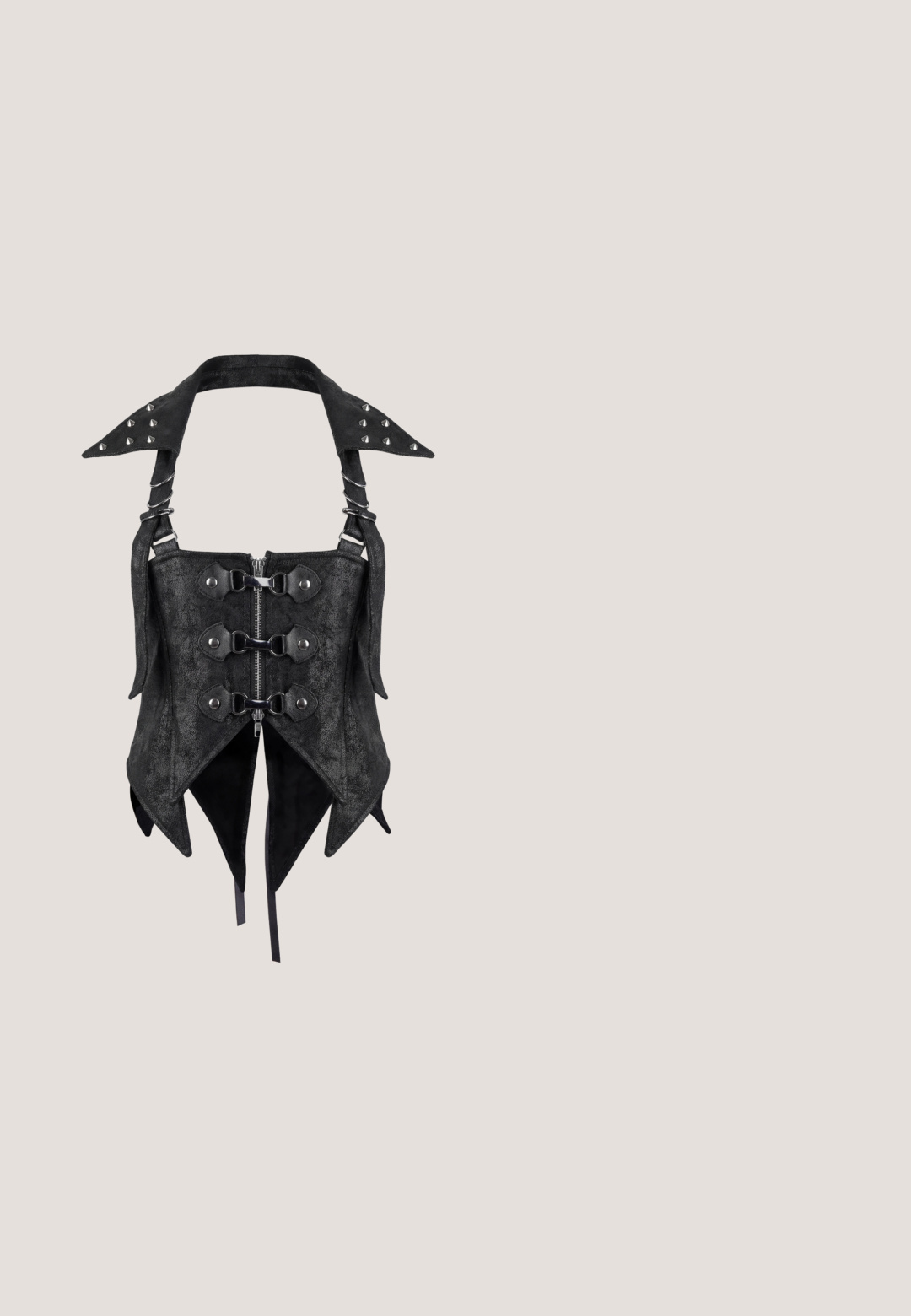 Corset noir en simili cuir avec col pointu, clous en métal, fermeture éclair argentée, trois boucles à l'avant et ourlet pointu asymétrique.; Haut en dentelle noire avec col montant et manches longues évasées, présentant un motif festonné sur tout le tissu.; Jupe asymétrique noire mettant en vedette un mélange de tissus mats et texturés, avec des détails de bouton argenté à la taille et un design à ourlet superposé.; Bottine noire en cuir avec semelle épaisse, broderie d'étoiles argentées, deux boucles en forme de lune argentées et accents métalliques sur le bout et le talon.; Gants en cuir noir avec de longs doigts, ornés d'éclats argentés disposés selon un motif. Texture lisse et ajustement serré au niveau du poignet.; Broche en forme d'étoile en métal argenté avec des strass clairs. Le design central présente un emblème circulaire avec des détails délicats.