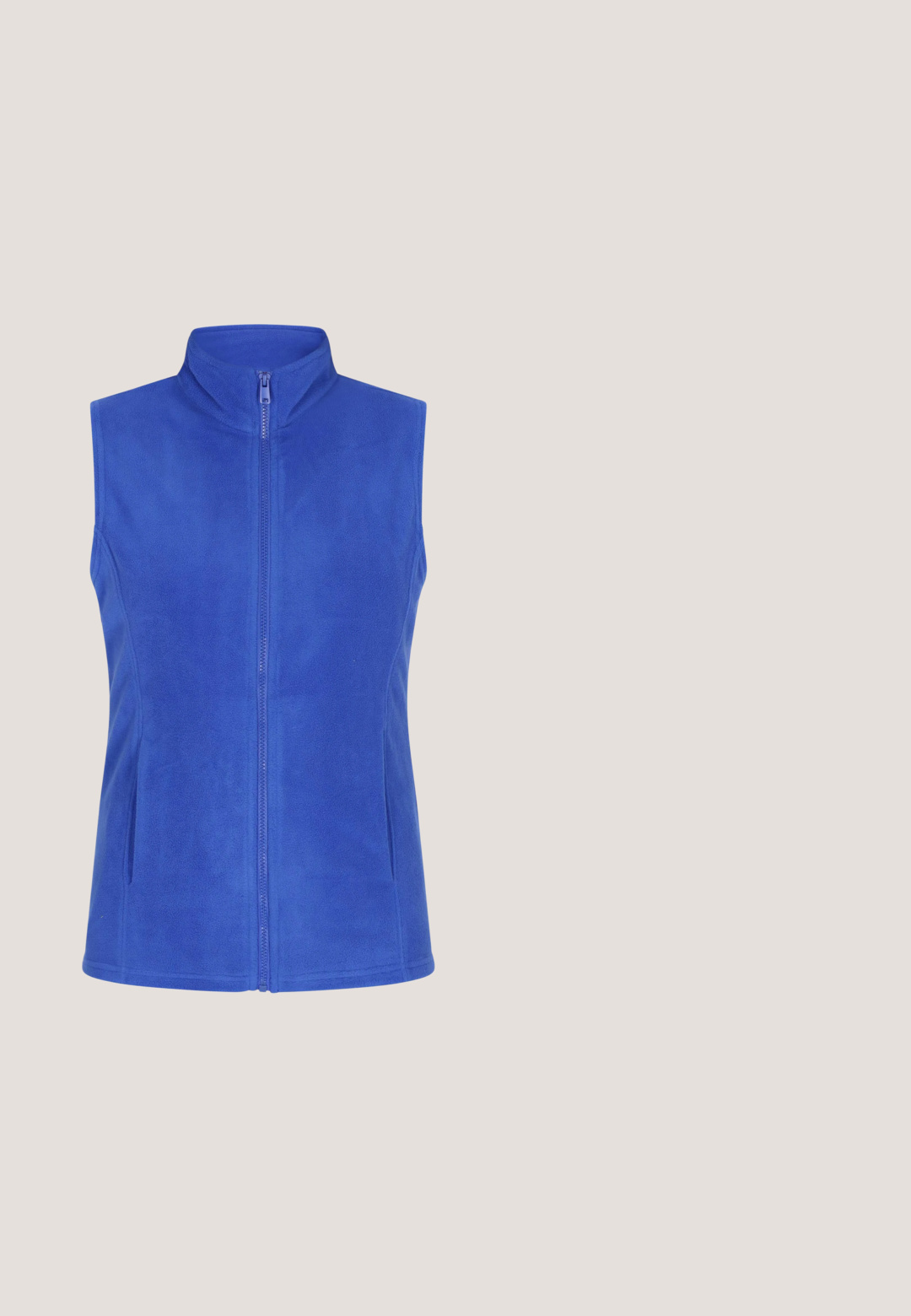Koninklijk blauwe fleece vest met een hoge kraag, volledige rits en zijzakken; zachte textuur en een getailleerde pasvorm.; Lichtblauwe sweatshirt gemaakt van zachte stof, met een ronde hals, lange mouwen, geribbelde boorden en een losse pasvorm voor comfort.; Lichte blauwe t-shirt met een relaxte pasvorm van een zachte stof, voorzien van korte mouwen, een ronde hals en een trekkoorddetail aan de zoom.; Lichtblauwe wijde broek met een trekkoord in de taille, uitgevoerd in zachte stof, met plooien aan de voorkant en een relaxte pasvorm.; Navyblauwe casual schoen van textuurstof, met een wit gespikkelde zool, ronde neus en elastische veters voor gemakkelijke instap.; Blauwe nylon reistas met dubbele handvatten, voorvak met rits, ondervak met rits en een kleine pluchen sleutelhanger bevestigd aan het handvat.