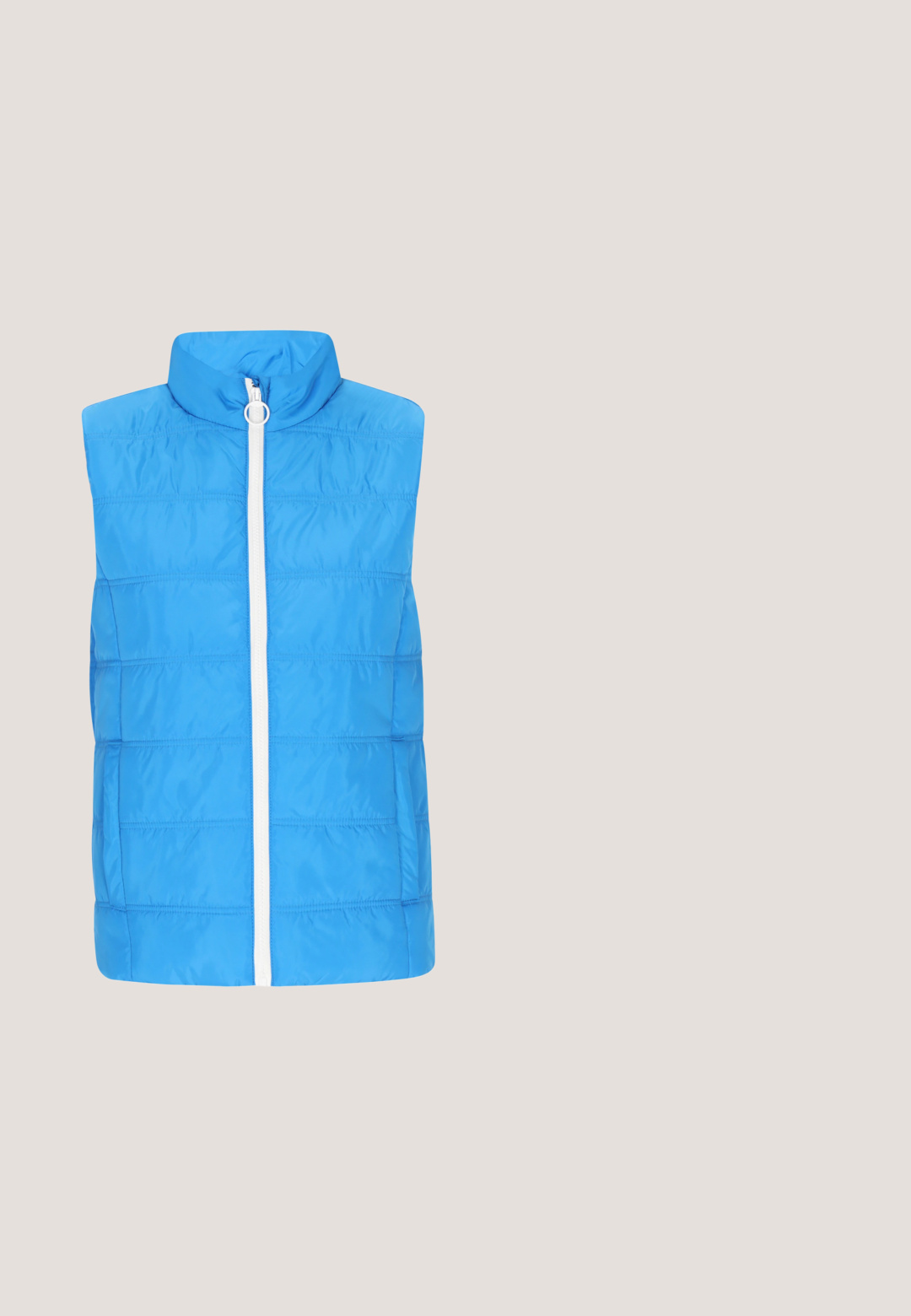 Blaue gepolsterte ärmellose Weste mit hohem Kragen, ausgestattet mit einem weißen Reißverschluss auf der Vorderseite und horizontaler Steppung.; Hellblau gestreifter Pullover mit kurzen Puffärmel, der horizontale weiße Streifen und einen gerippten Rundhalsausschnitt aufweist. Weicher Strickstoff durchgehend.; Blaue Jogginghose aus weichem Stoff, mit einem elastischen Bund und Kordelzug, zwei Fronttaschen und einem schmal zulaufenden Bein.; Turnschuhe mit einem weißen synthetischen Obermaterial, blauen Wildlederakzenten und einer strukturierten Gummisohle. Enthält blaue Reißverschlussdetails und Schnürverschluss.; Blau transparente Tragetasche mit zwei Griffen, die eine glatte Textur aufweist und das geprägt Logo "HEY MARLY" auf der Vorderseite sowie metallene Druckknopfverschlüsse hat.; Goldene Creolen mit blauen Emailstreifen. Elegantes Design mit glatter Textur und polierter Oberfläche. Auffällige eckige Form.