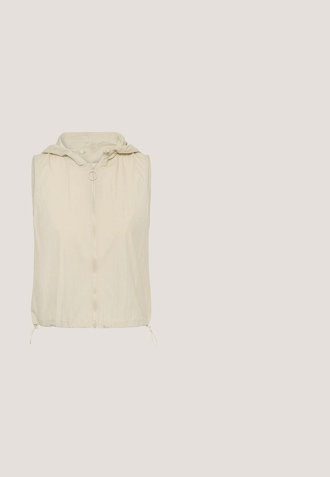 Beige ærmeløs hættetrøje med lynlås foran og justerbare snore i hætte og kant.; Stribet strik top med korte ærmer i beige og mørkebrun. Har en ribbet rund halsudskæring og let puffede skuldre. Blød tekstur.; Sorte bomuldsshorts med elastisk talje, der har en løs pasform og lige ben-design. Glat tekstur uden yderligere mønstre eller akcenter.; Platformsandal med fletninger i naturfibre på hælen og stropper, sort kant, ankelspænde og kraftig blokhæl.; Sorte rektangulære solbriller med ravfarvede linser og slanke arme, med diskrete sølvfarvede T-formede accenter på stellets front.; Vævet stråtaske med sort læderforlomme og nittebesatte sorte læderhåndtag, der strækker sig neden for taskens kant.